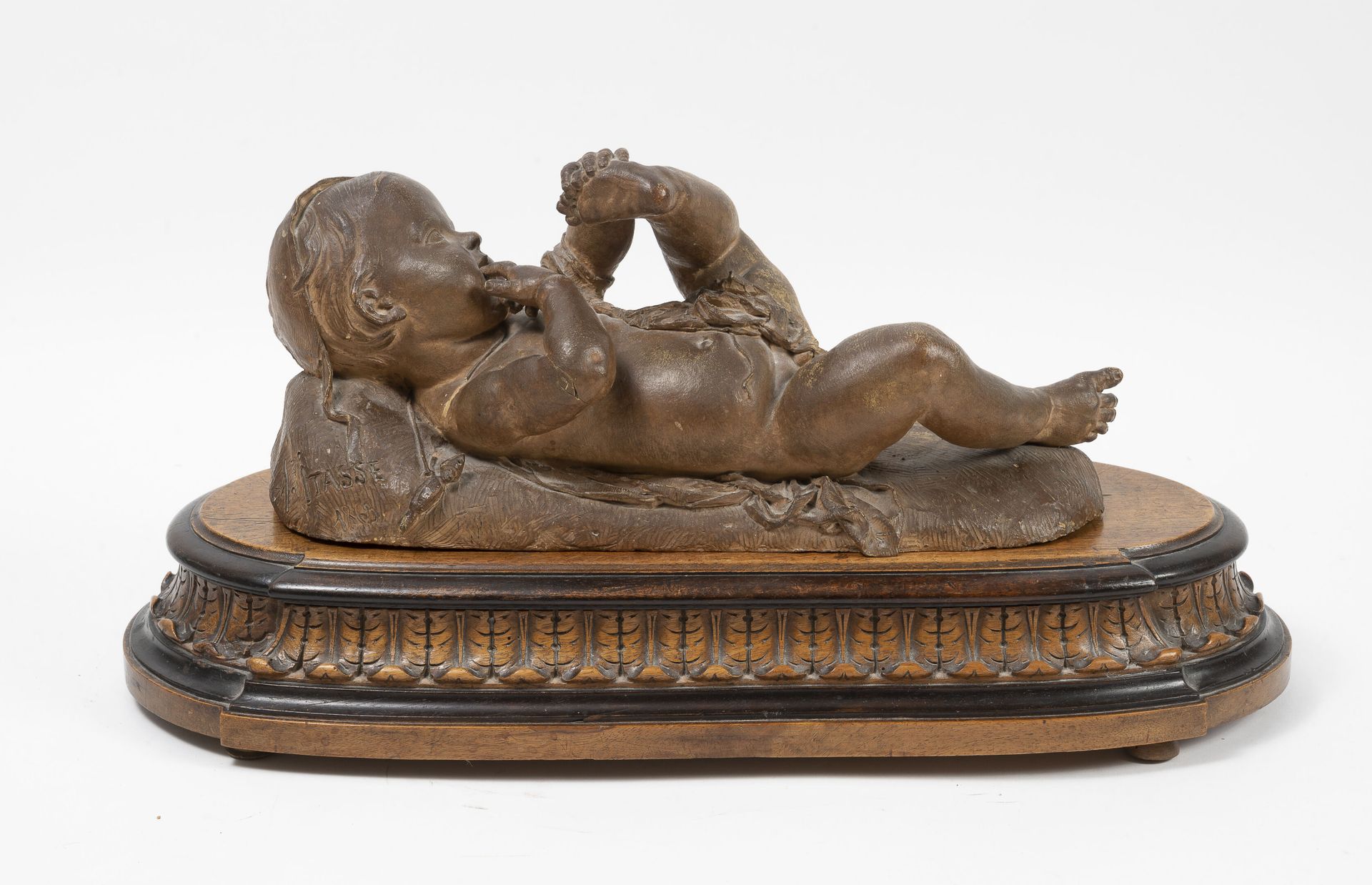 Adolphe ITASSE (1830-1893) Enfant couché.

Terre cuite patinée.

Signée et datée&hellip;