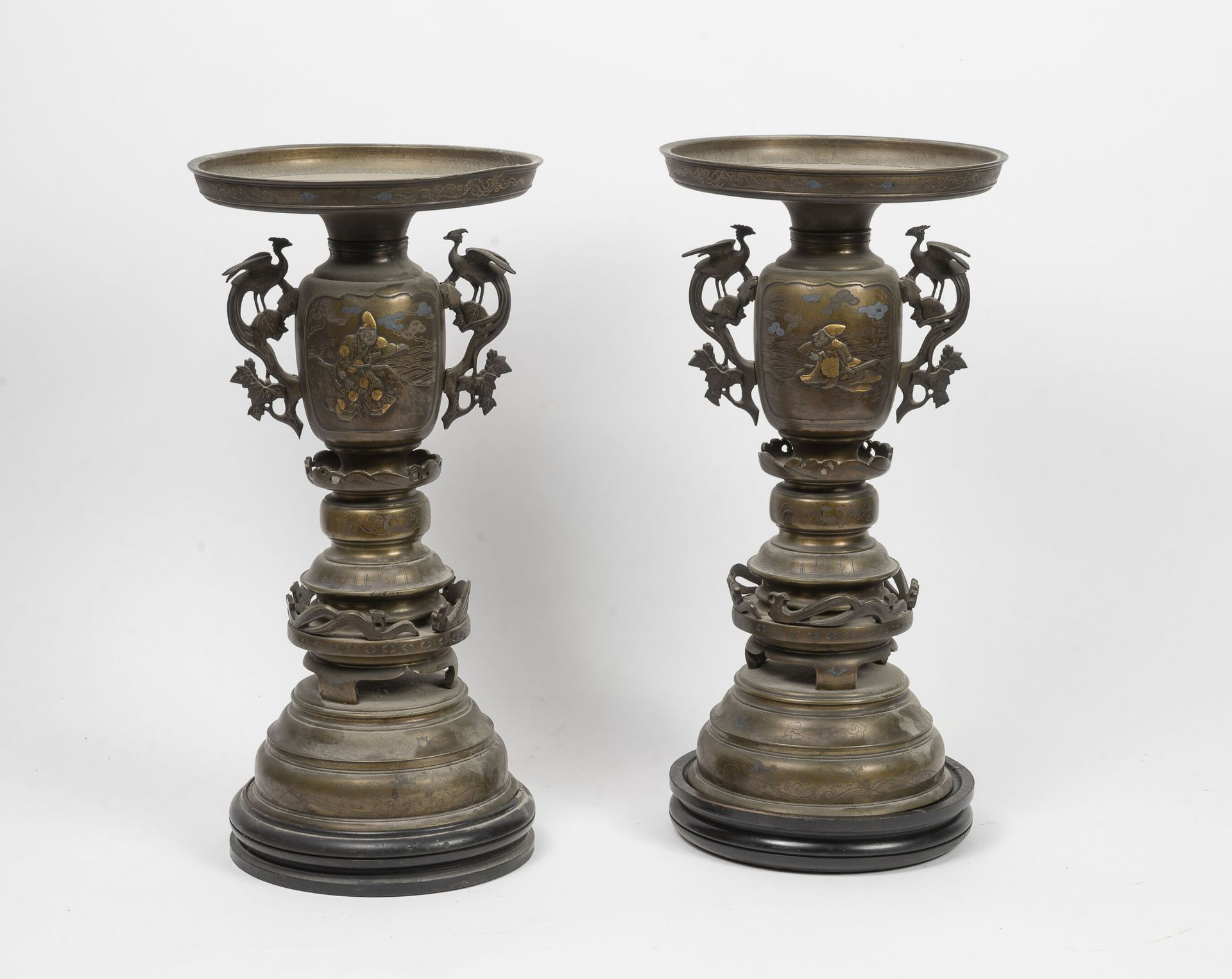 JAPON, fin du XIXème siècle 一对大型青铜插花瓶，上面刻有或镶嵌有金属装饰的嵌合体、鸟类、叶子，有阶梯状的圆形底座。

主体上有两个大&hellip;