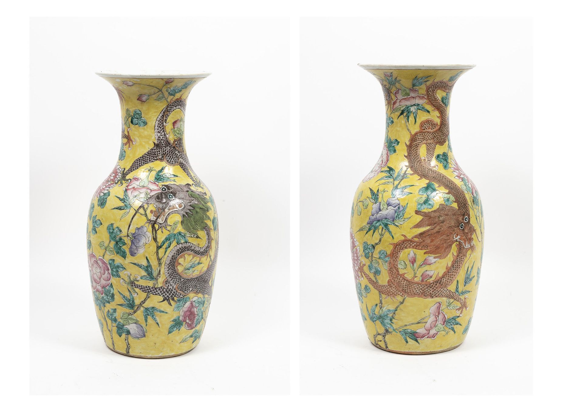 CHINE, fin du XIX- début du XXème siècle 瓷器花瓶，呈柱状。

黄色背景上的龙和牡丹花的多色装饰。

H.44.5厘米。&hellip;