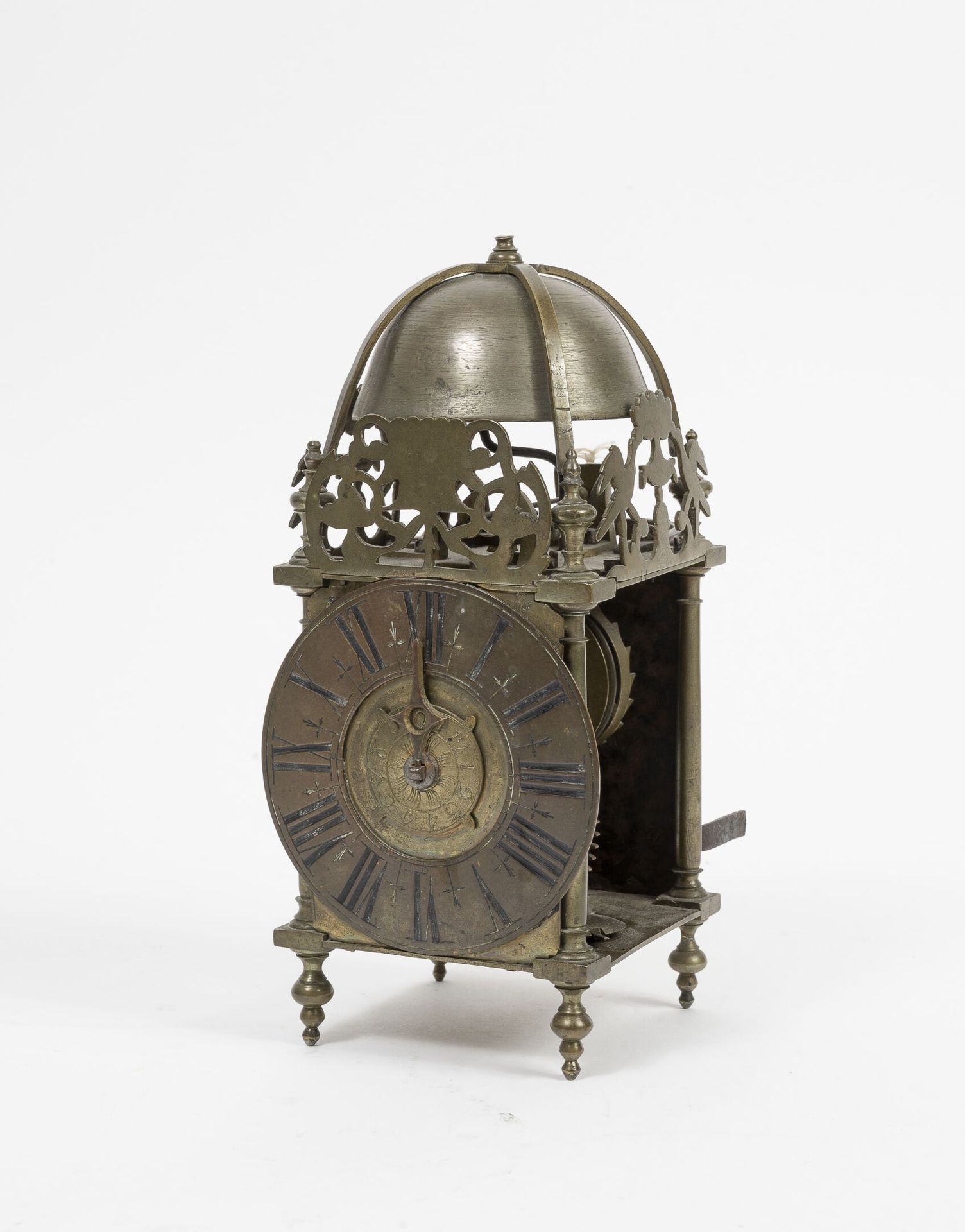Null Small clock with lantern in brass and iron, with amounts in columns, restin&hellip;