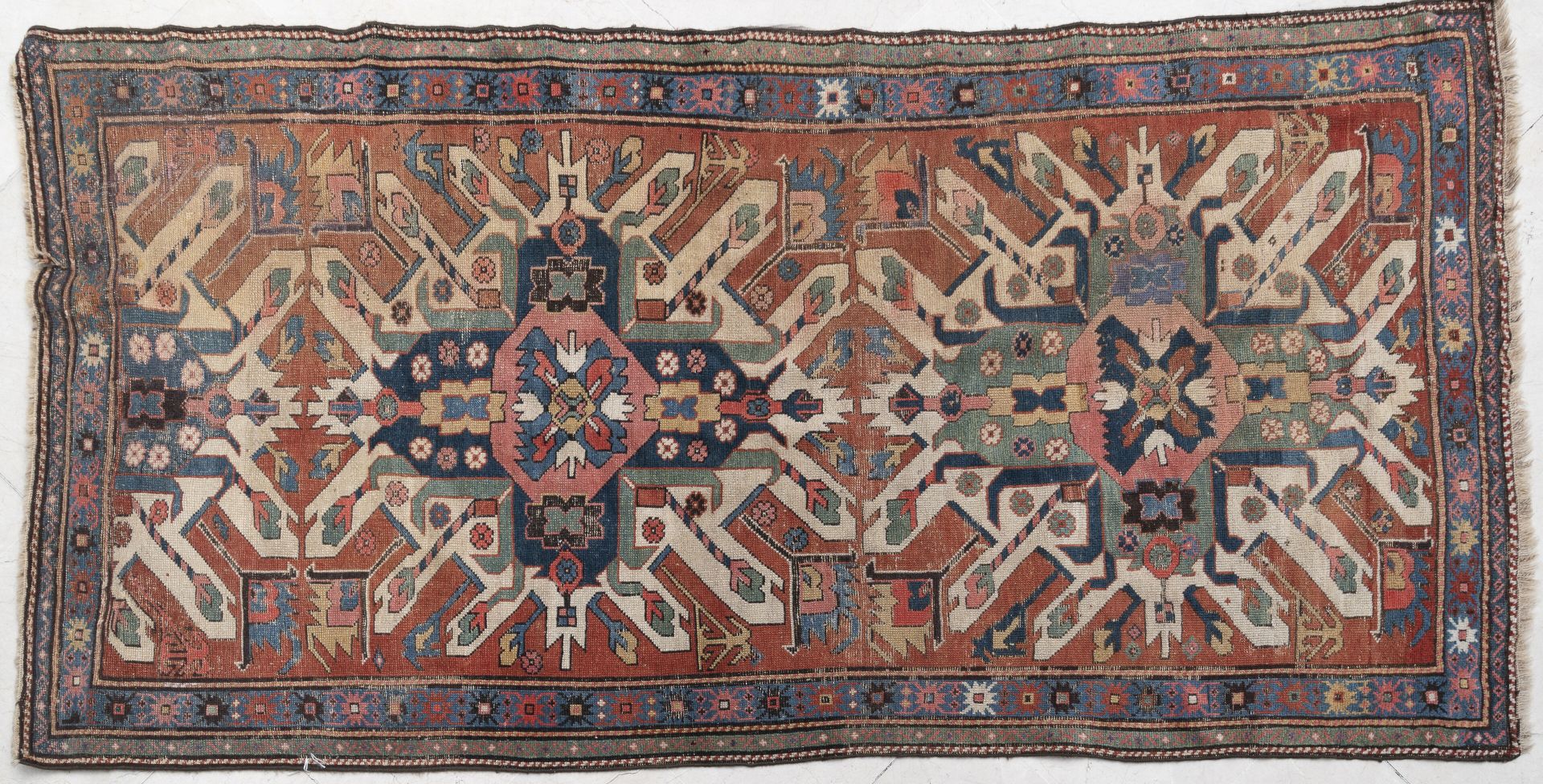 CAUCASE, Kazak Adler, fin du XIXème ou début du XXème siècle Tapis galerie en la&hellip;