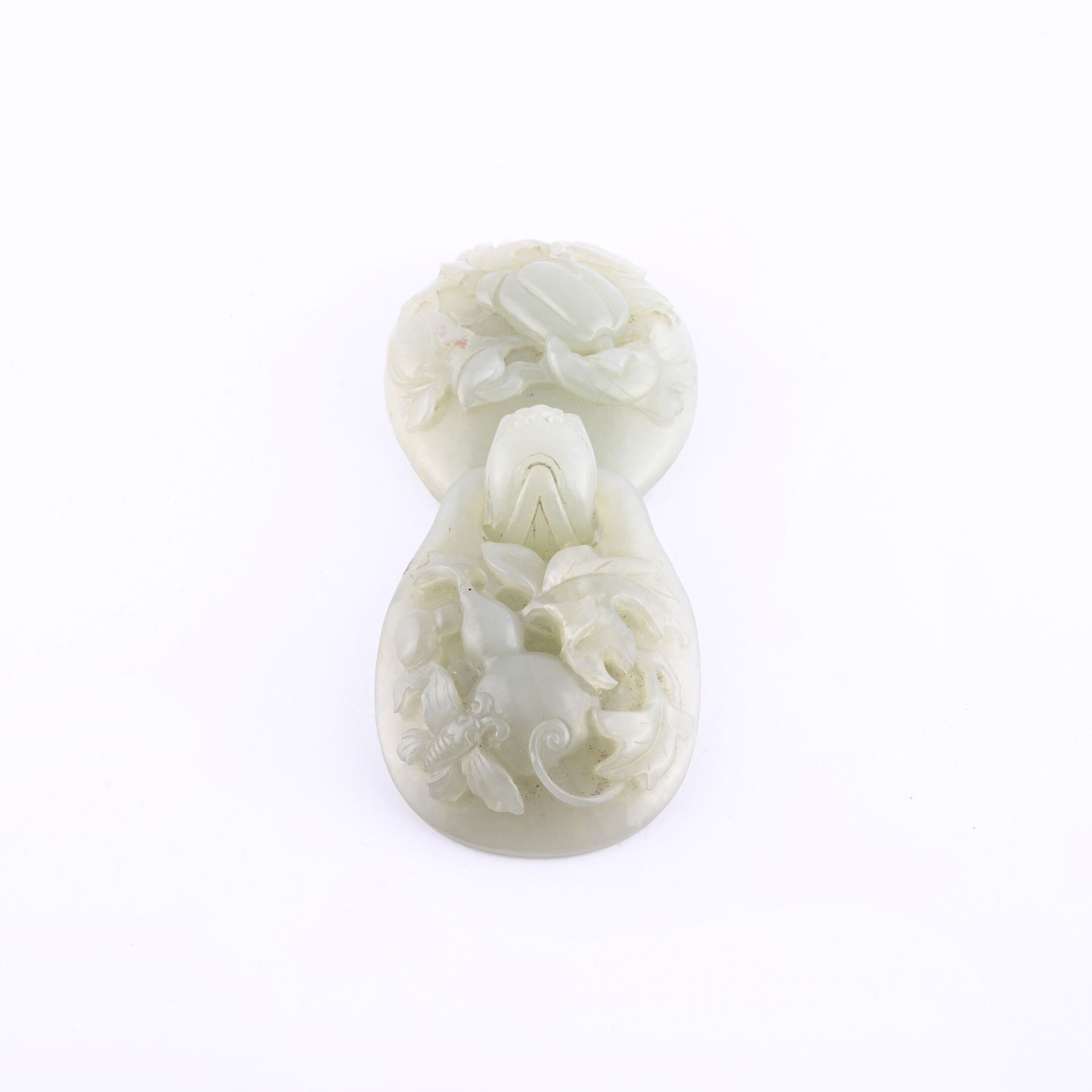 CHINE, XIXÈME SIÈCLE Pequeña hebilla de cinturón de jade celadón decorada con fr&hellip;