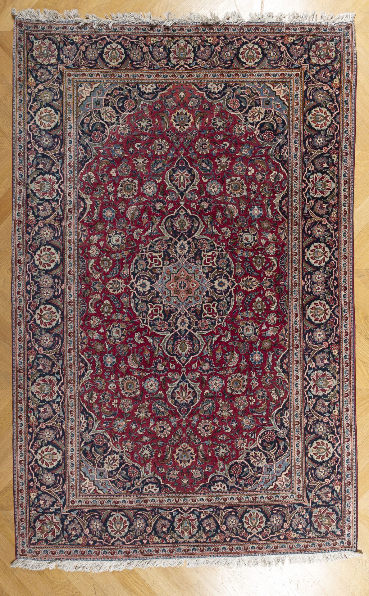 KESCHAN, centre de la Perse, milieu du XXème siècle Le tapis est orné d'un médai&hellip;