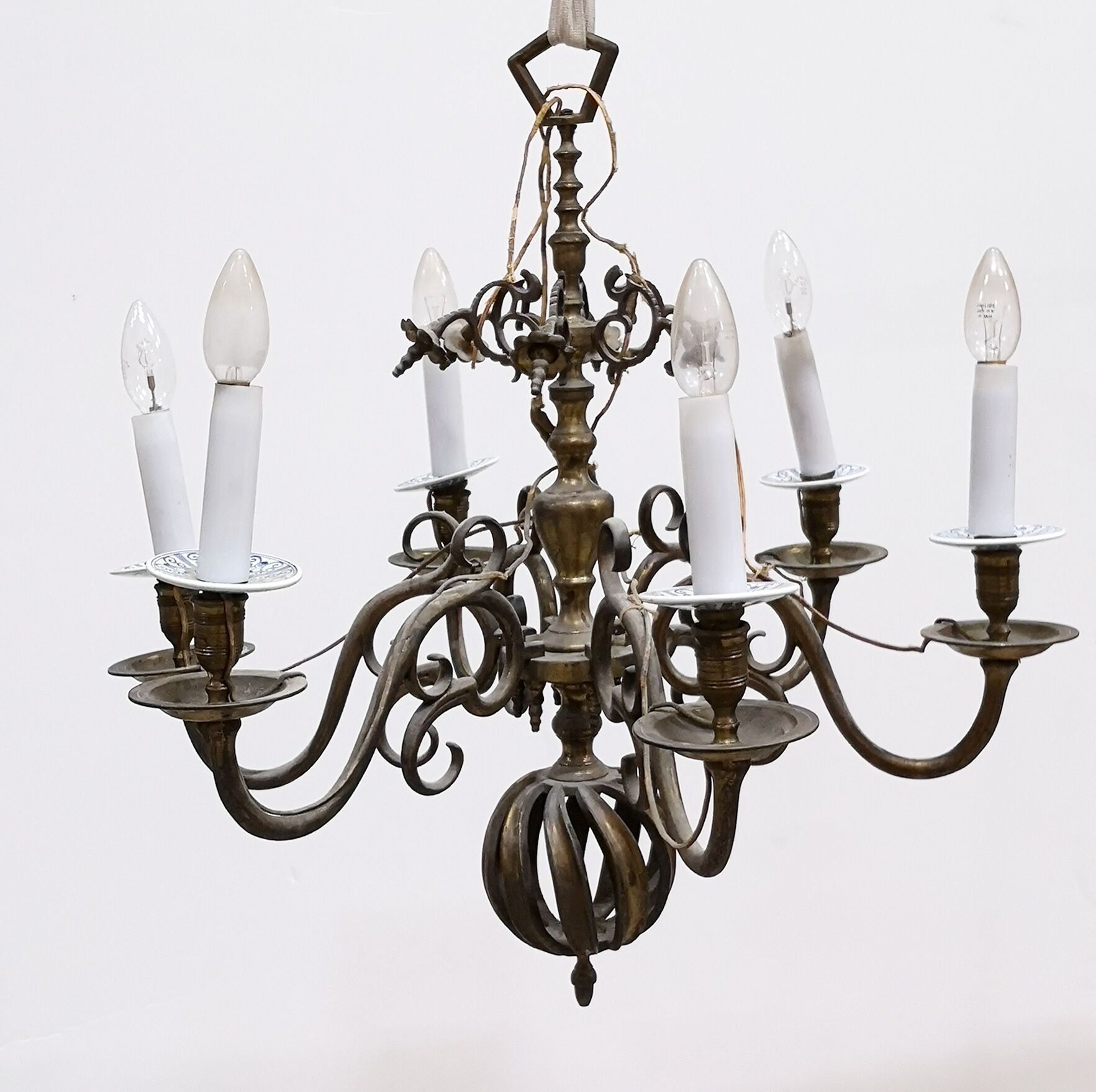 HOLLANDE, XIXème siècle Brass chandelier with six arms of light and openwork bal&hellip;