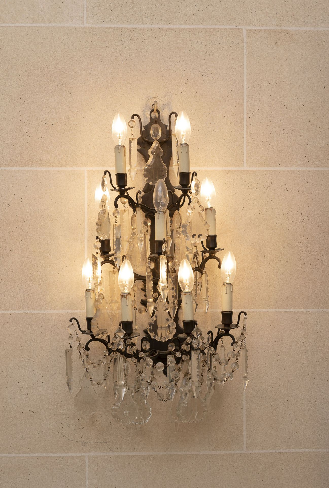 FRANCE, seconde moitié du XXème siècle 一对黄铜壁炉，三排九盏灯，在带无色玻璃吊坠的镂空板上。

18世纪的风格。

电气&hellip;
