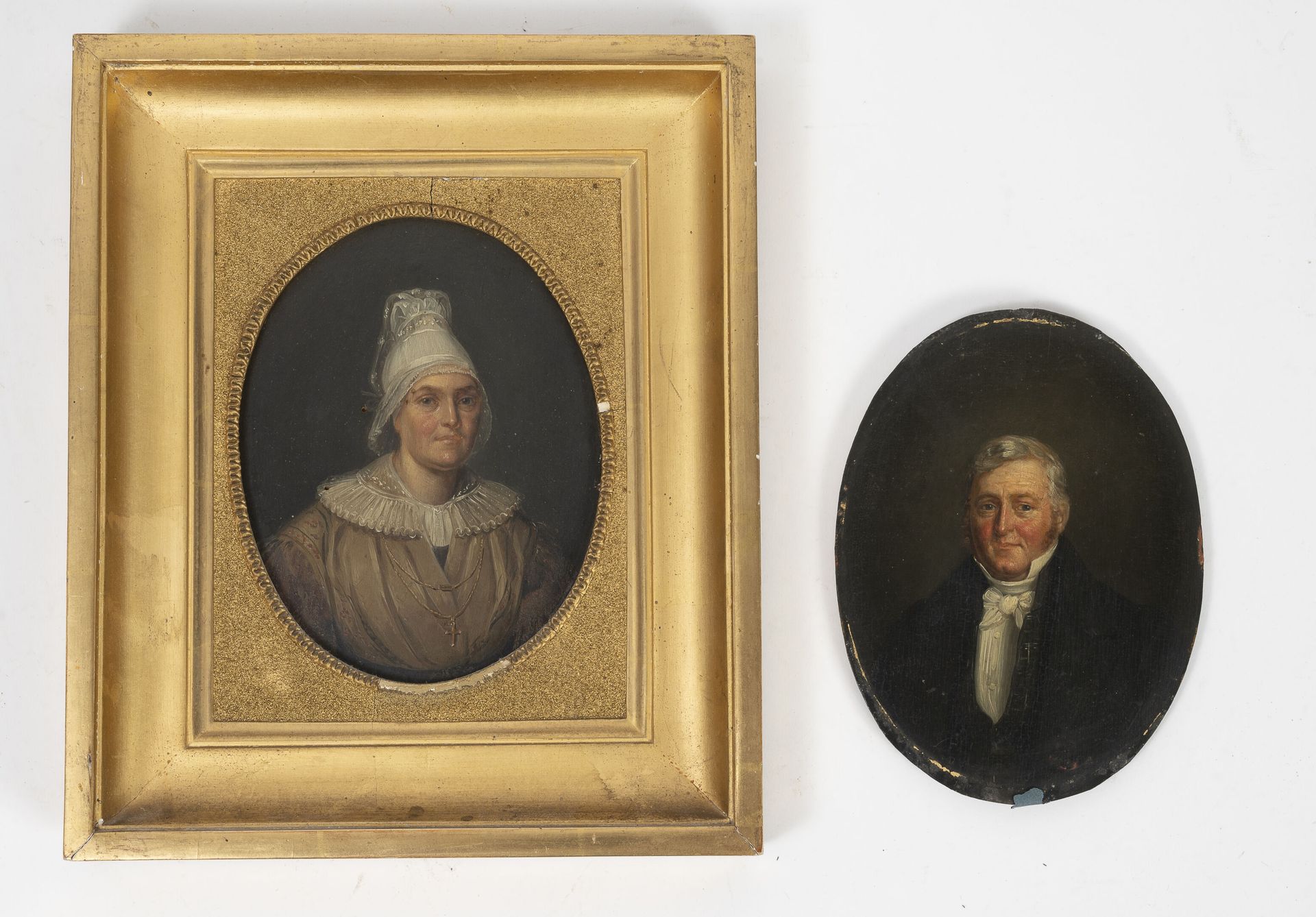 Ecole du XIXème siècle 打着白领带的男人肖像 - 穿着地方服装的女人肖像。

椭圆形面板上的两幅小油画。

16 x 12厘米。

一幅在&hellip;