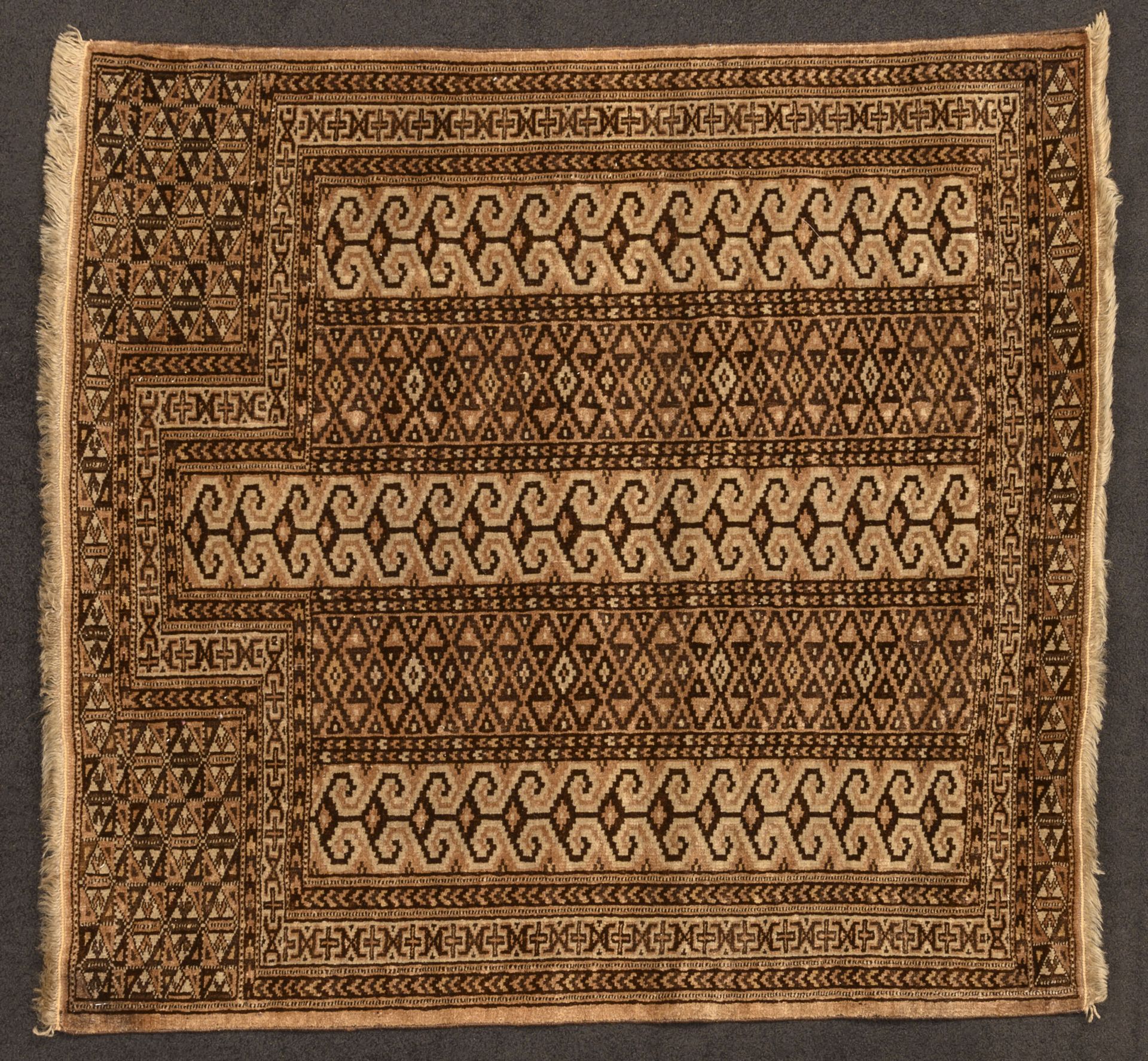 AFGHANISTAN, de type TURKEMEN, XXème siècle Tapis en laine polychrome avec cinq &hellip;
