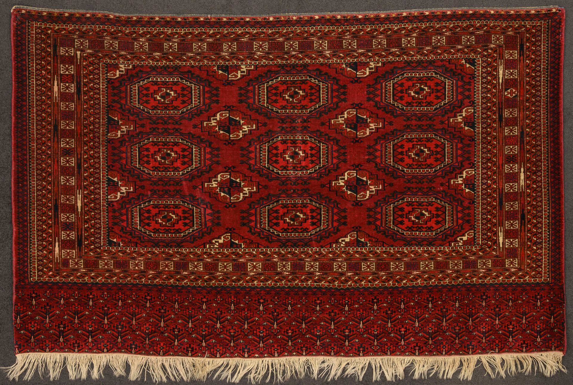BOUKHARA, XXème siècle Deux tapis en laine polychrome à décor d'un semi de neuf &hellip;