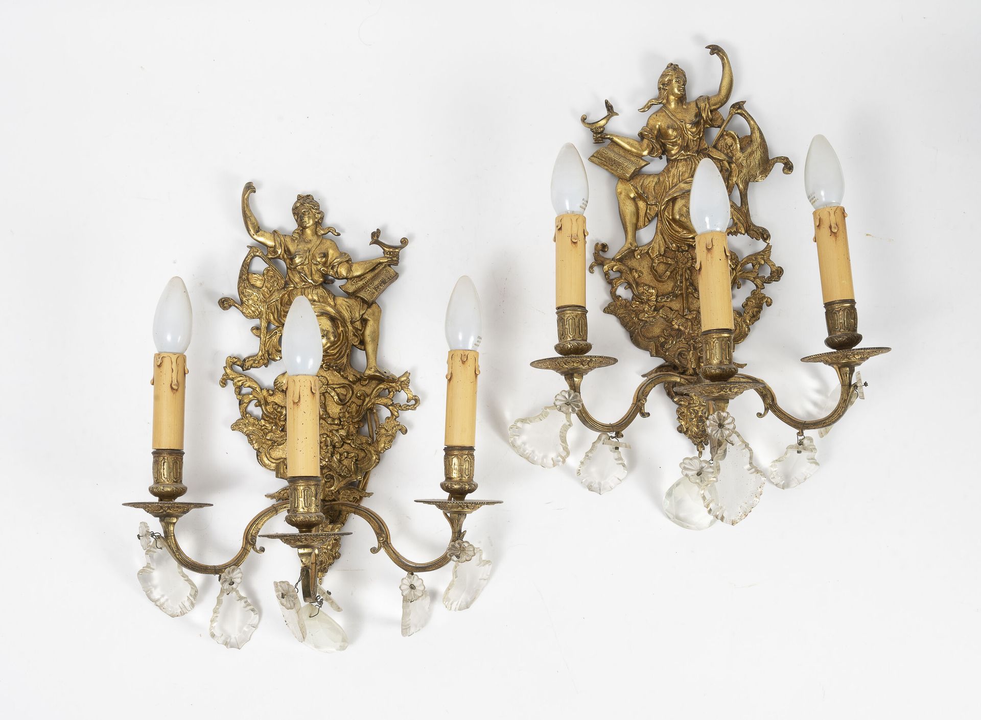 Null Ein Paar dreiflammiger Wandleuchten aus Bronze mit Pampillen und einer weib&hellip;