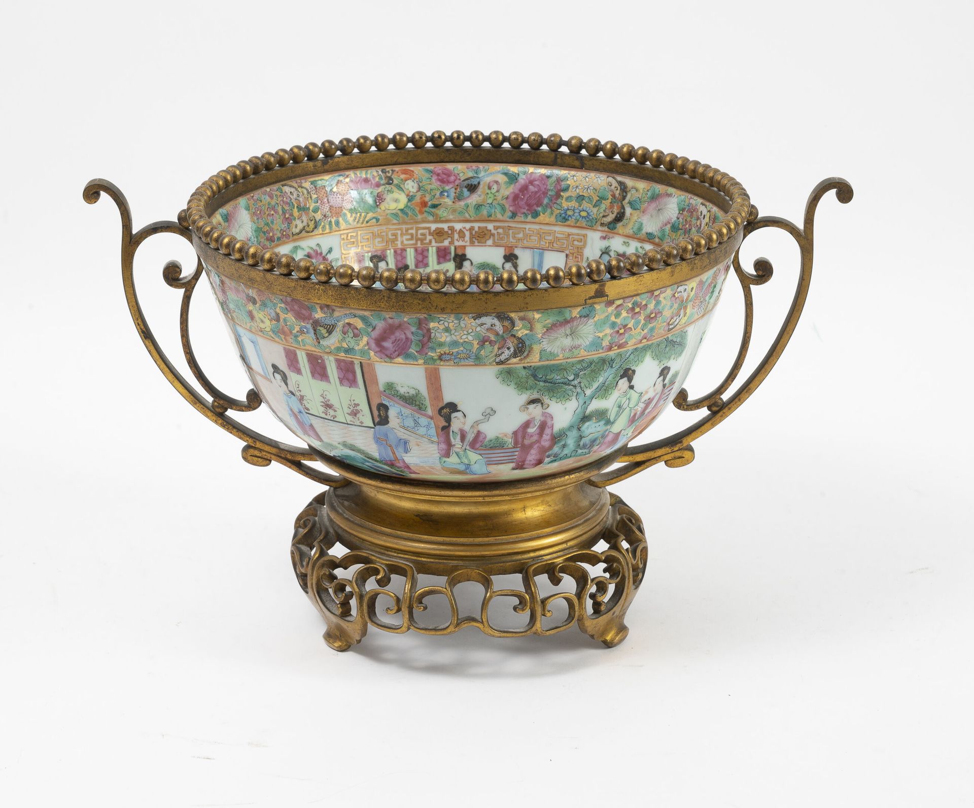 Chine, Canton, XIXème siècle Cuenco de porcelana blanca sobre talón con decoraci&hellip;