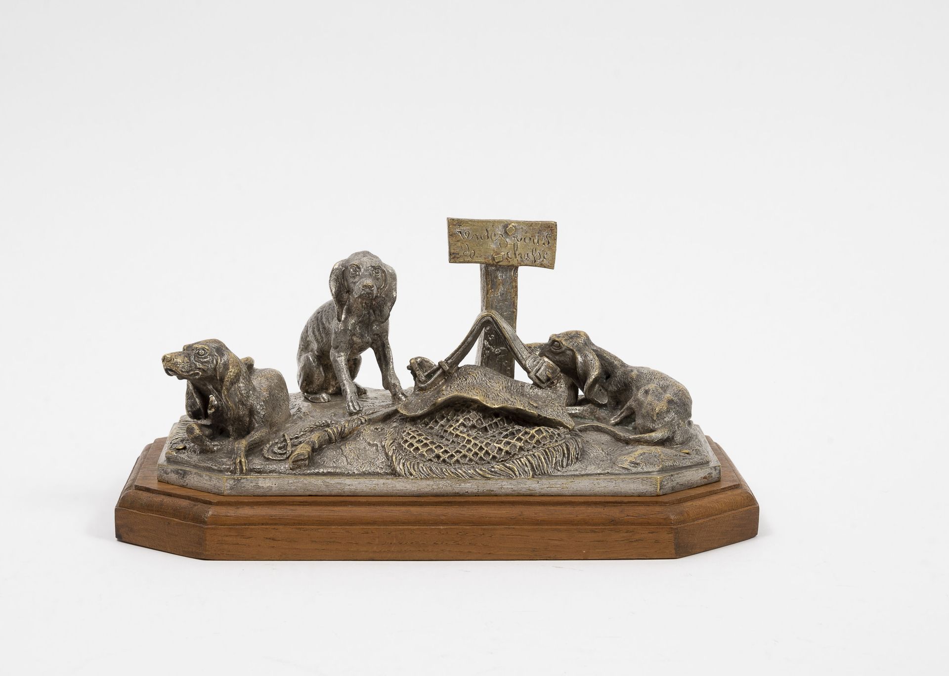 D'après Jules MOIGNIEZ (1835-1894) 狩猎会合（由三只狗组成的小组，坐着或躺着，一个背包，一根鞭子和一个标志）。

青铜材质的证&hellip;