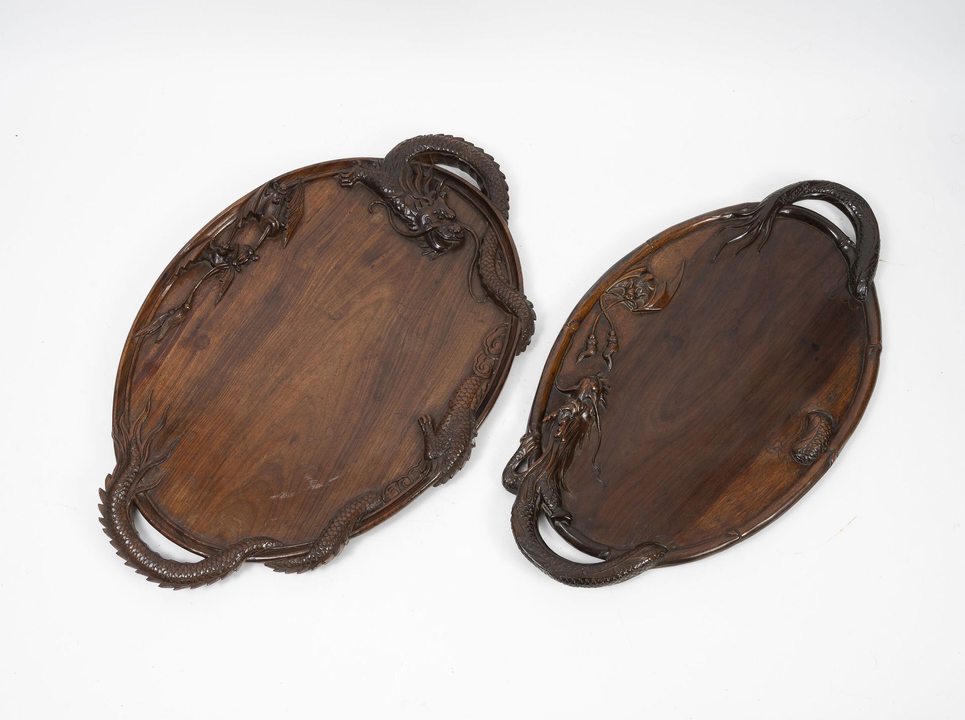 INDOCHINE, fin du XIXème ou début du XXème siècle 两个椭圆形托盘，用异国情调的木材雕刻龙。

长度：57 - &hellip;