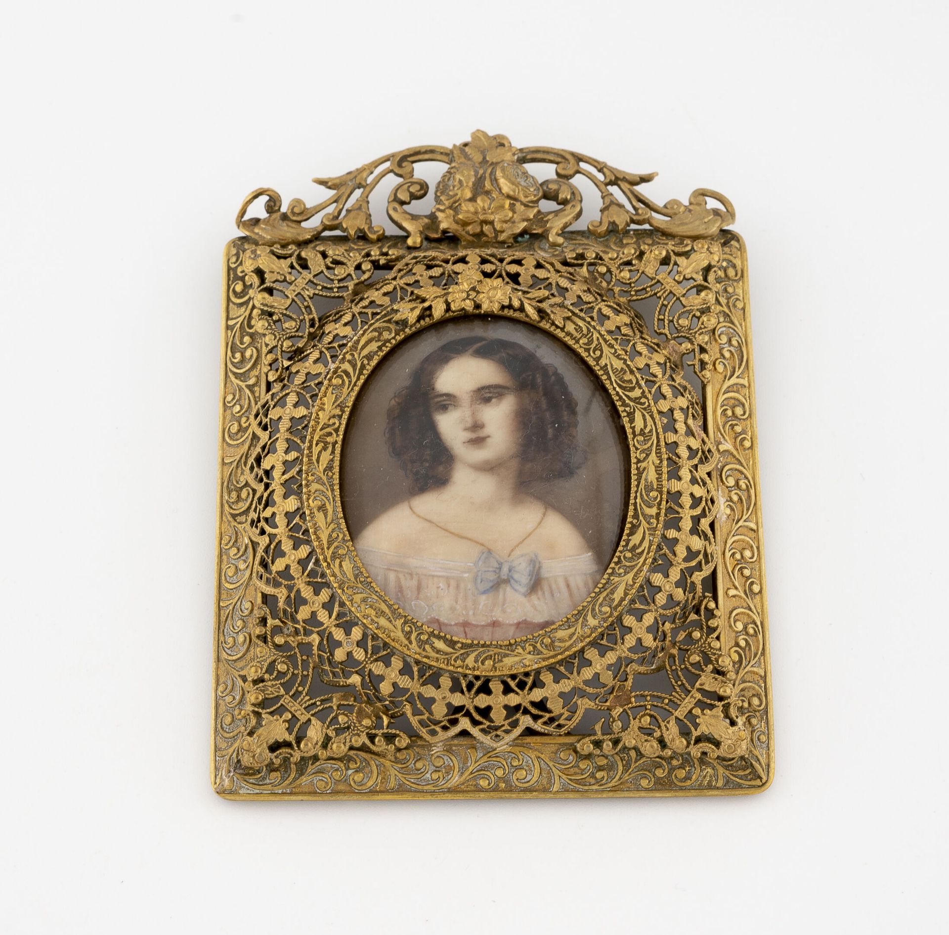 Ecole du XIXème siècle 穿着英式礼服和粉色连衣裙的年轻女子肖像。

椭圆形水粉画微型画。

签名的痕迹在右边的底部。

5 x 4厘米。
&hellip;