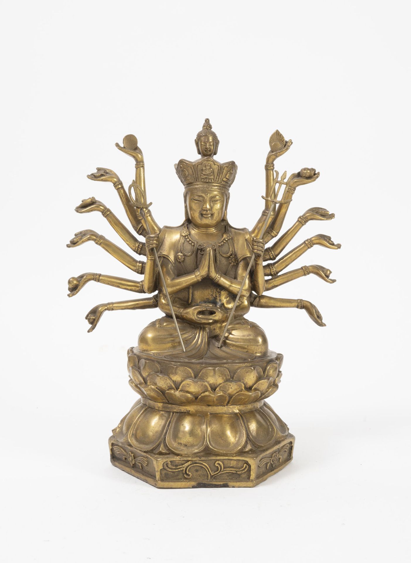 CHINE, XIXème-XXème siècles 坐在莲花上休息的佛陀。

带有金色铜锈的青铜证明。

H.25.5厘米 - 直径：12厘米。

磨损的铜&hellip;