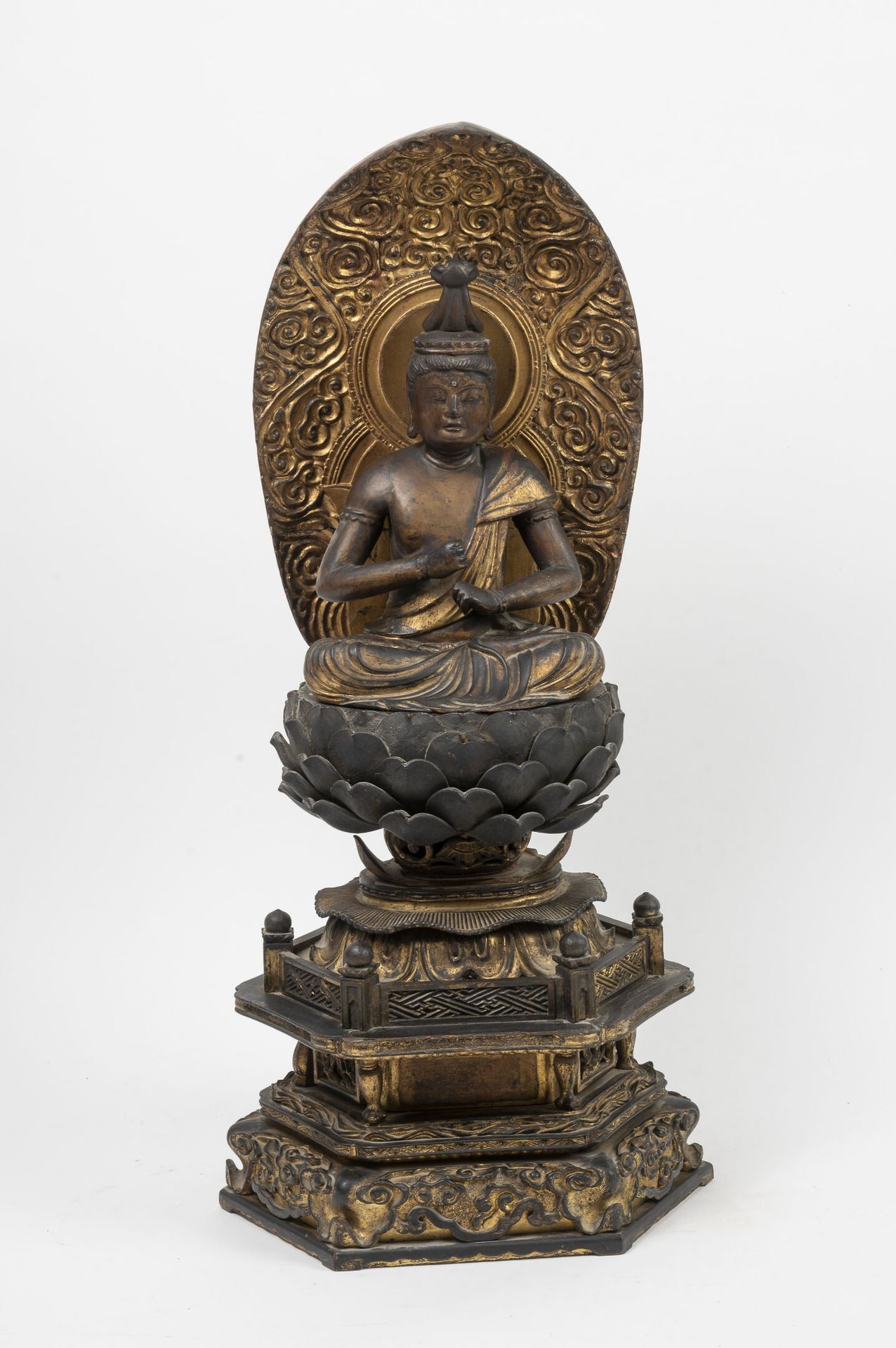 JAPON, seconde moitié du XIXème siècle 佛祖坐于曼陀罗背上，置于建筑学上的六边形基座上，用黑漆和镀金的木材制成。

总高度&hellip;