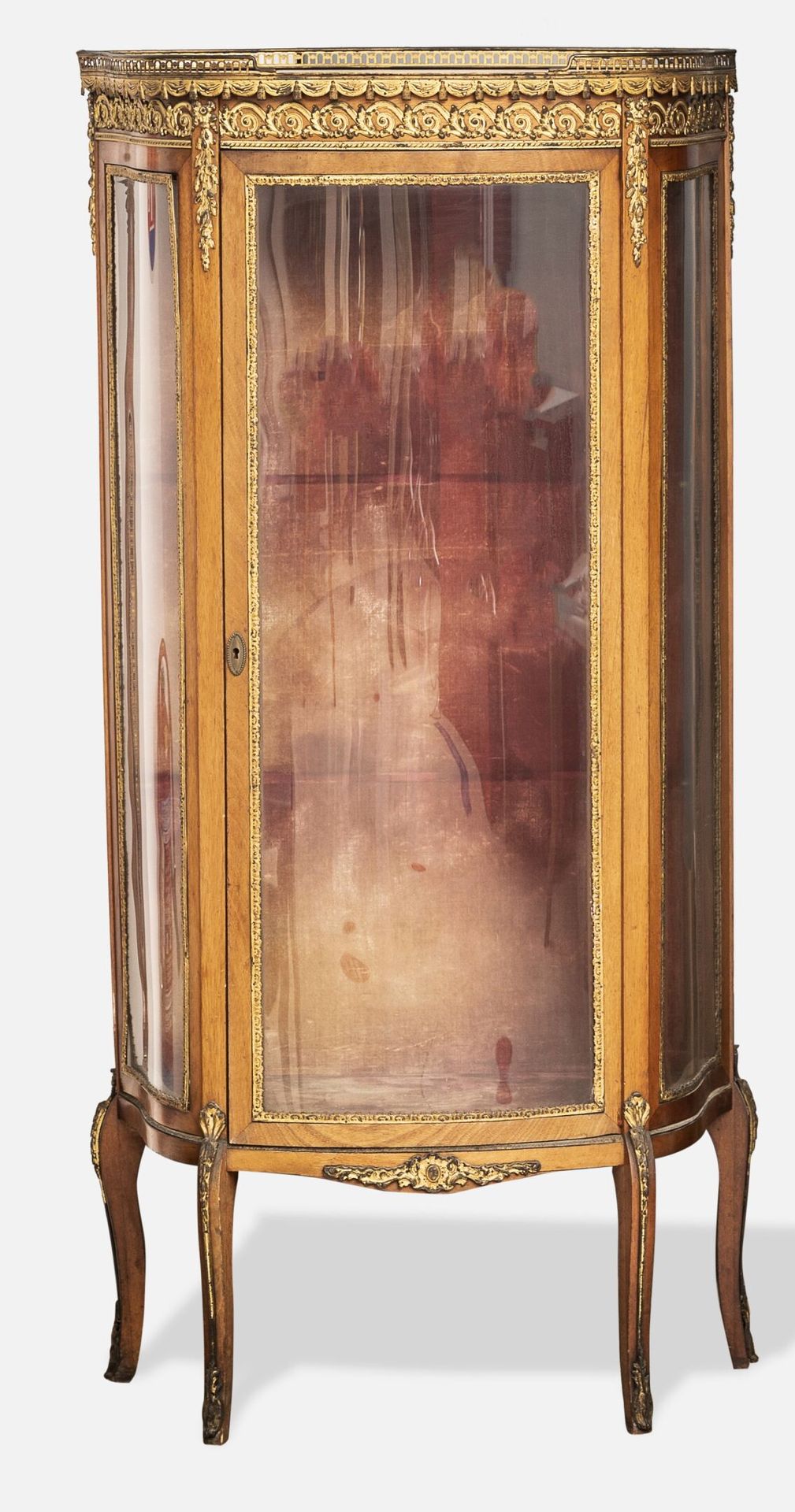 FRANCE, vers 1900-1920 
Vitrine demi-lune en bois teinté ouvrant par une porte, &hellip;
