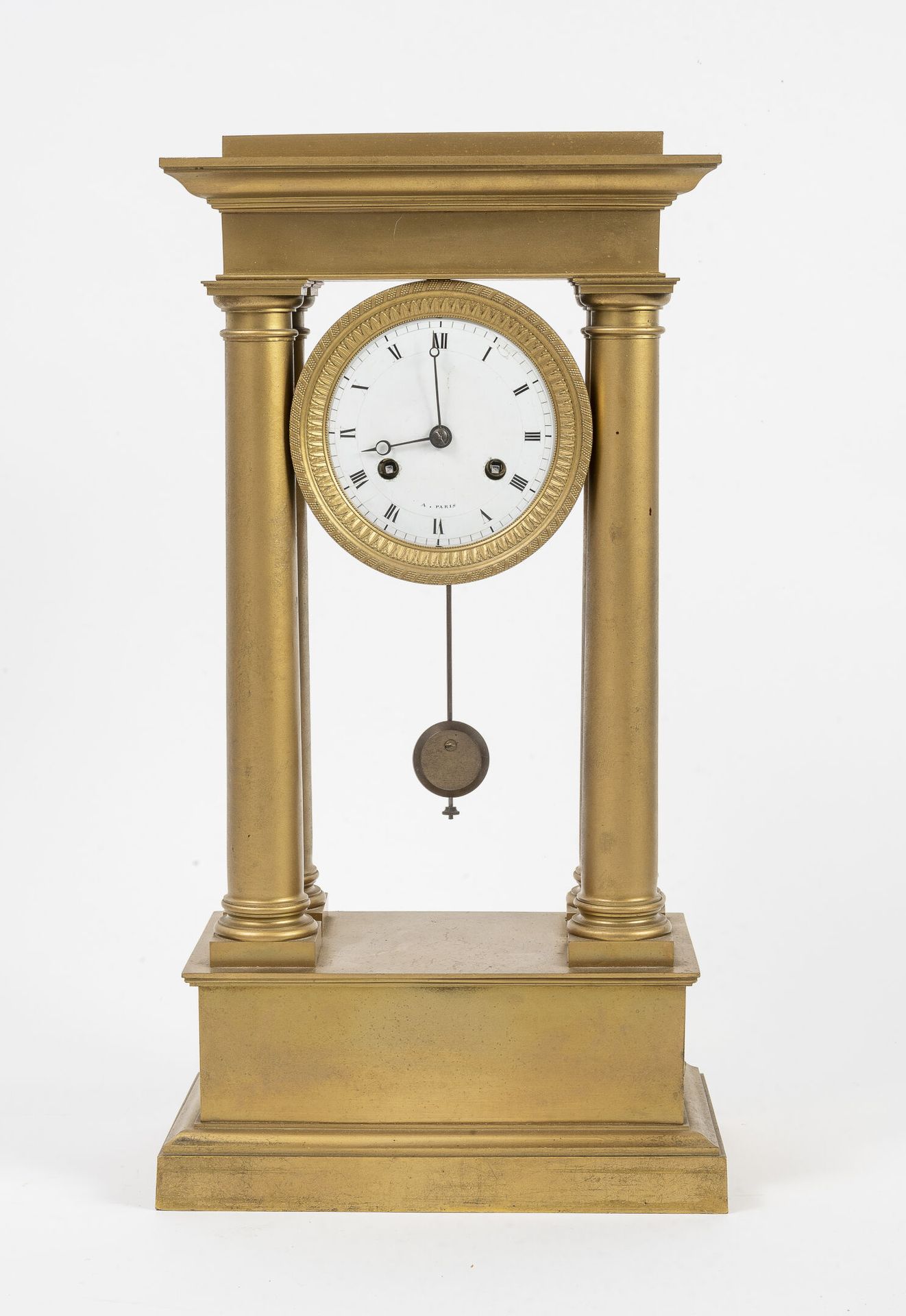 FRANCE, XIXEME SIECLE 鎏金黄铜门廊钟，全部为青铜材质，由四根多立克柱上的门廊和一个基座组成。

白色搪瓷表盘，标有 "A Paris"，有&hellip;