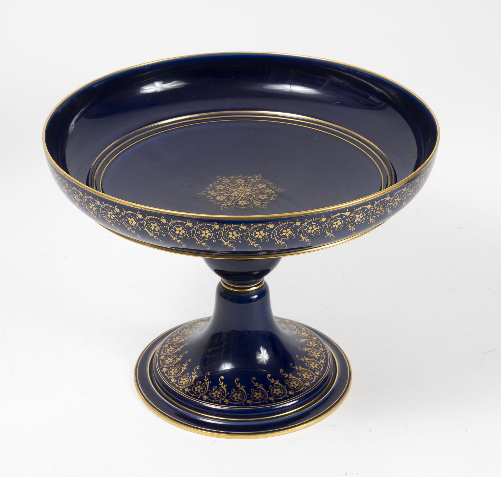 Manufacture nationale de SEVRES, fin du XIXème siècle Coupe sur piédouche fond b&hellip;