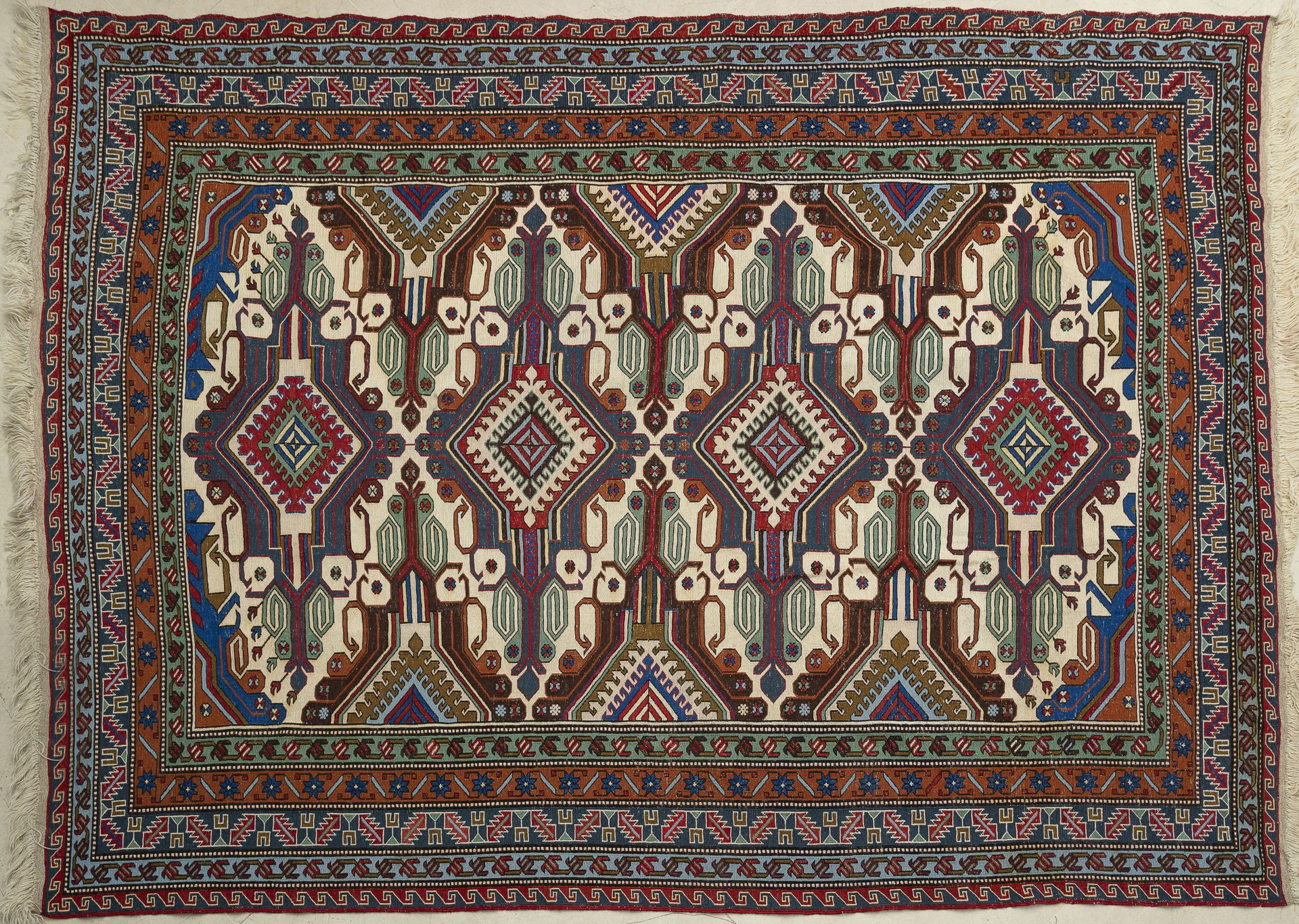 CAUCASE, Soumak, XXème siècle Tapis en laine polychrome orné de quatre losanges &hellip;