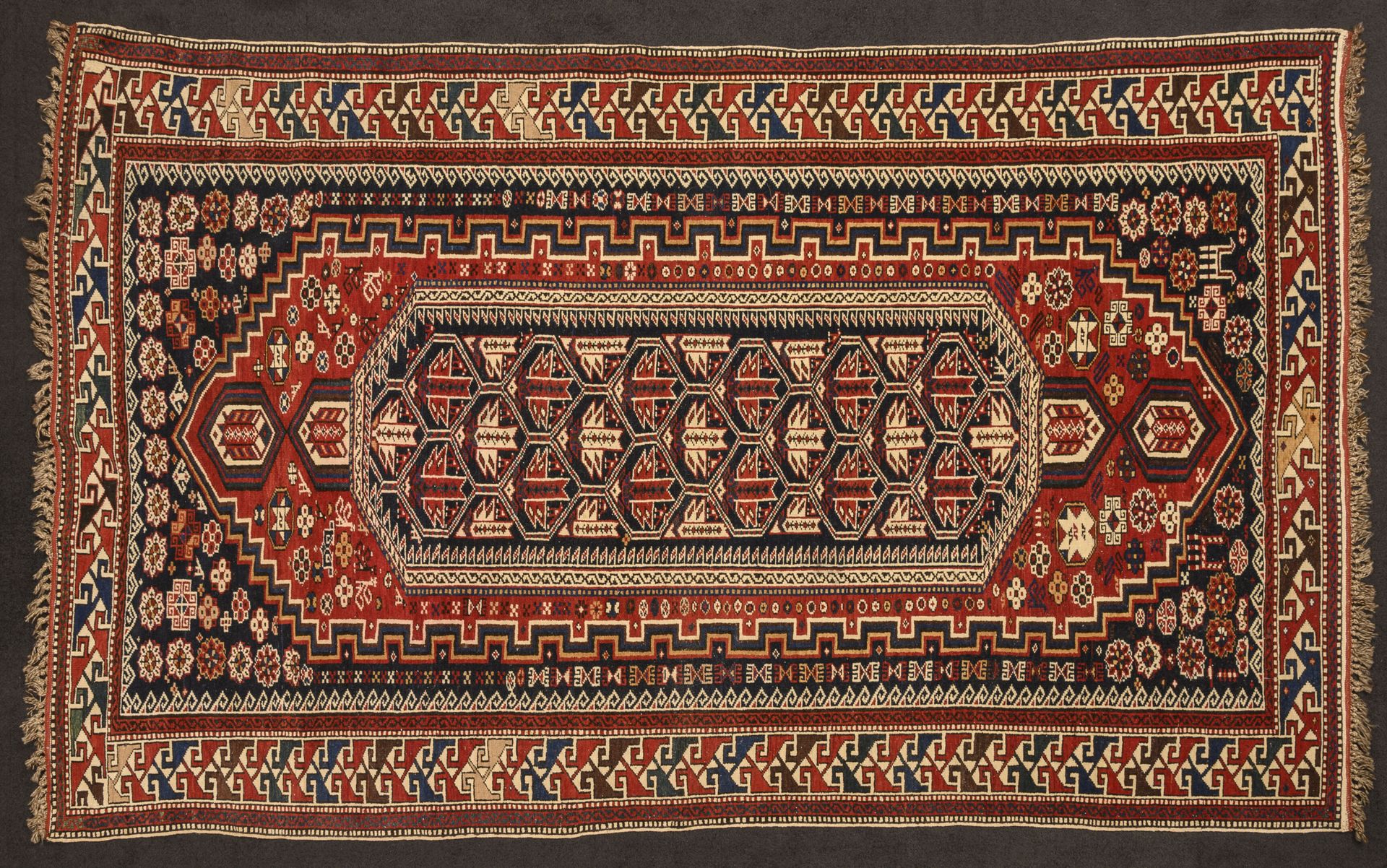 CAUCASE, Chirvan, première moitié du XXème siècle Tapis en laine polychrome avec&hellip;