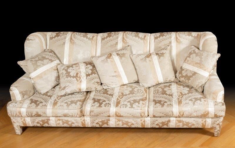 Null Canapé de tapissier confortable, trois places.

Reposant sur six pieds (don&hellip;