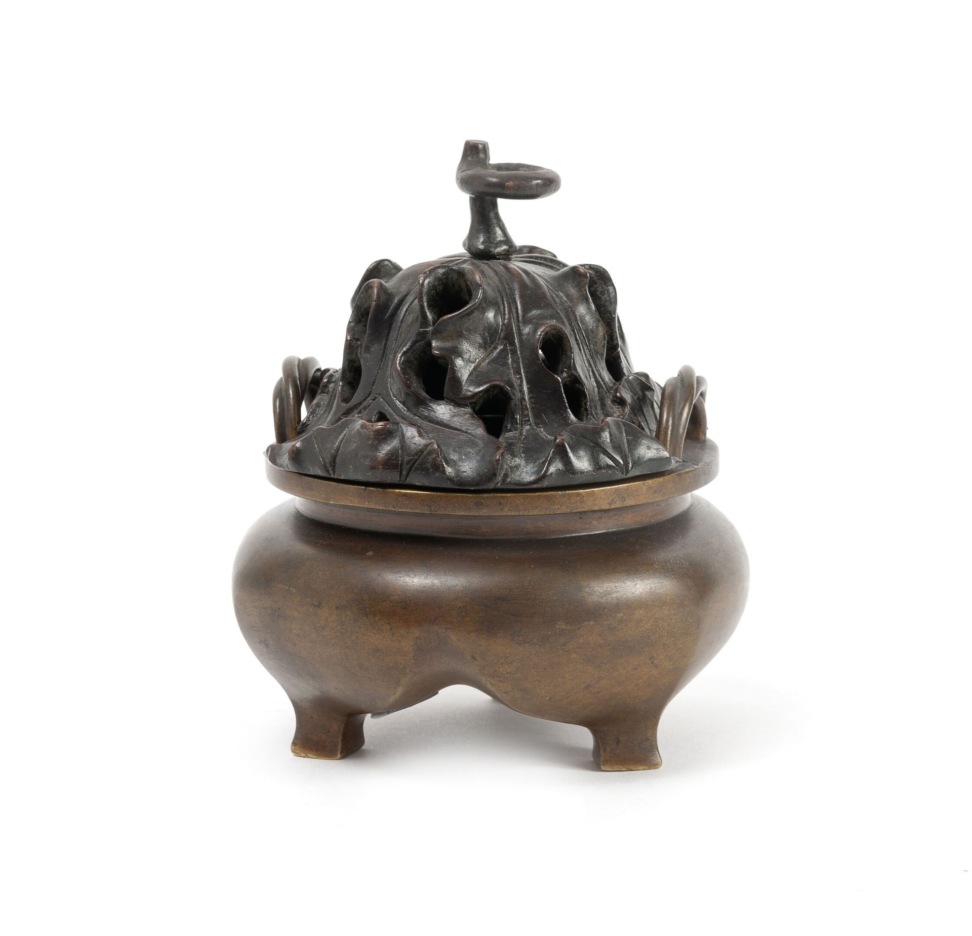 Chine, XVIIème siècle Small tripod incense burner in bronze with a golden brown &hellip;