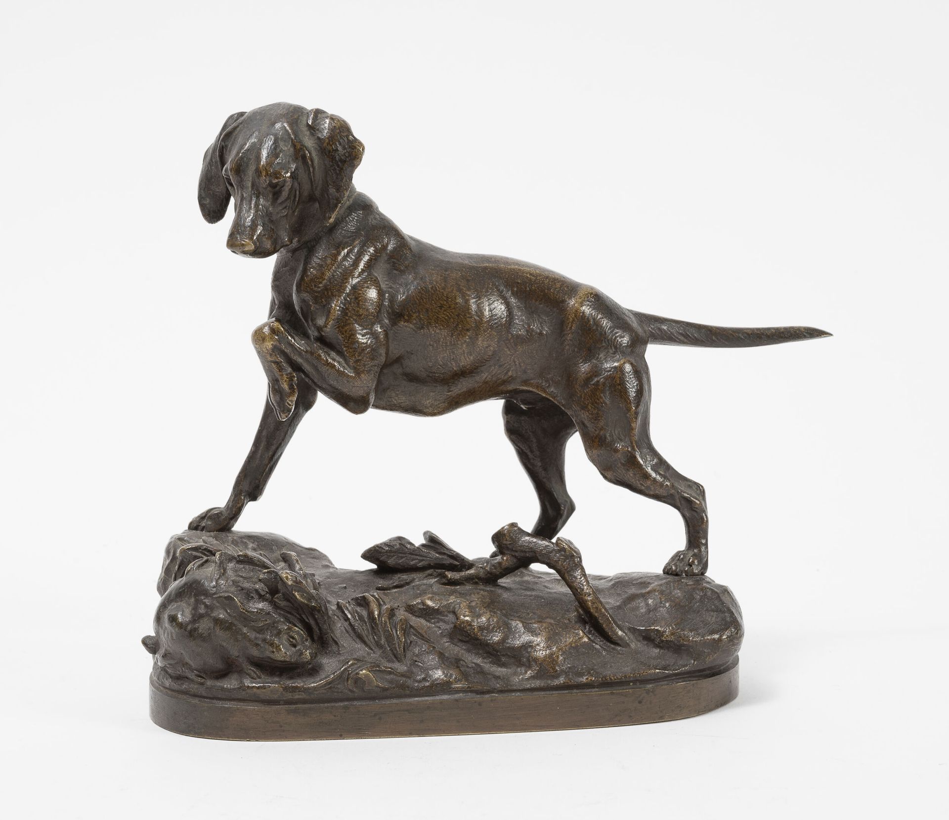 D'après Prosper LECOURTIER (1851-1925) 一只站在兔子面前的猎犬。

青铜材质的证明，带有棕色阴影的古铜色。

在露台上签名&hellip;