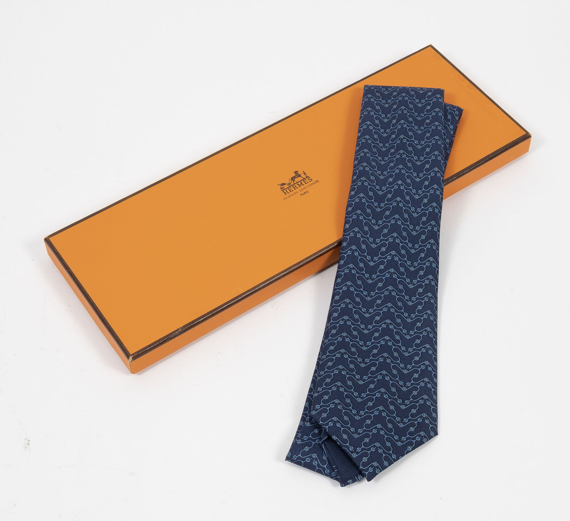 HERMES Paris 丝质斜纹领带，蓝色背景上有马刺。

最大宽度：8.5厘米。

新的条件。

在其原来的盒子里。