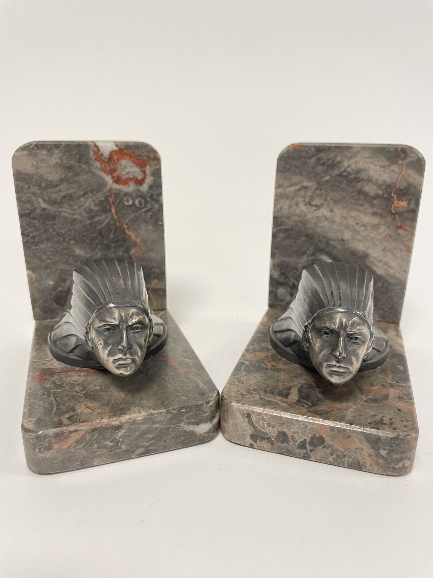 Null Pair of bookends.

In grey marble with white veins, decorated with a styliz&hellip;