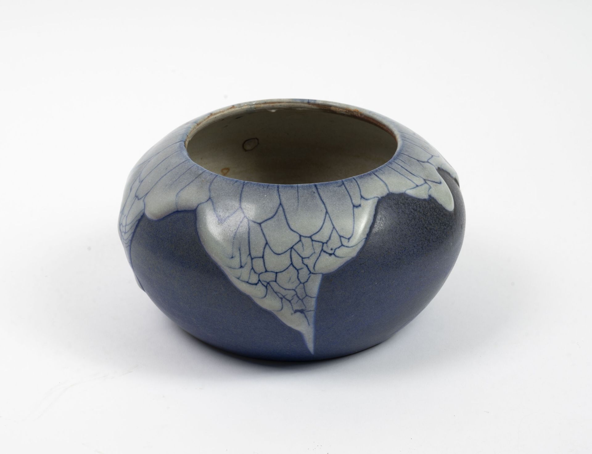 Null Vase.

Aus glasiertem Steinzeug mit Dekor auf blauem Grund. 

Auf der Rücks&hellip;