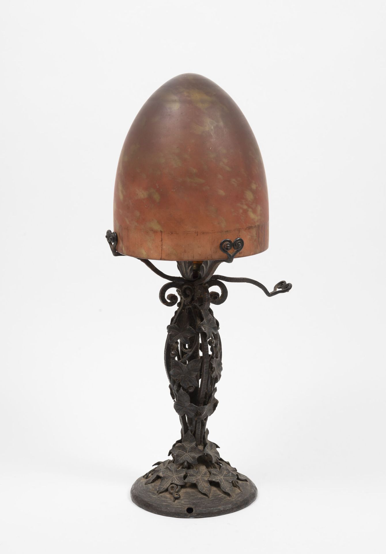 Lampe de salon Das Gestell aus Schmiedeeisen mit Efeublattdekor.

Der eiförmige &hellip;