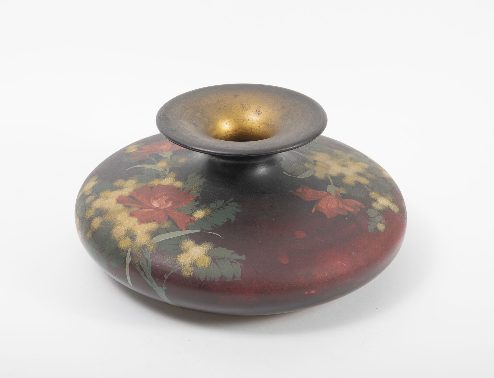 VALLAURIS Vase à panse aplatie.

En terre cuite peinte à décor polychrome de fle&hellip;