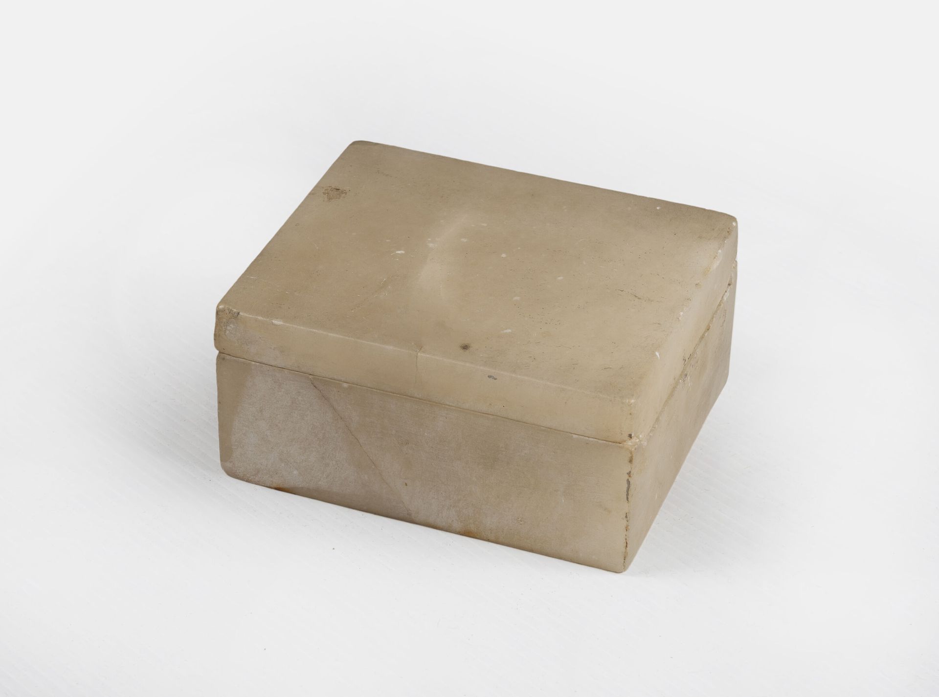 Attribuée à CASA COMTE, Buenos Aires Rectangular honey-white alabaster box with &hellip;