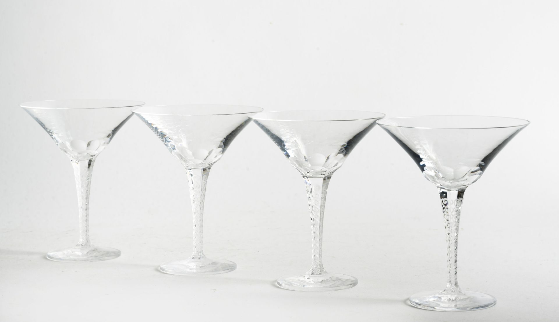 LALIQUE FRANCE 一套四只香槟杯。

在水晶中。

签名。

H.14,3厘米。

一个玻璃杯有一个芯片。