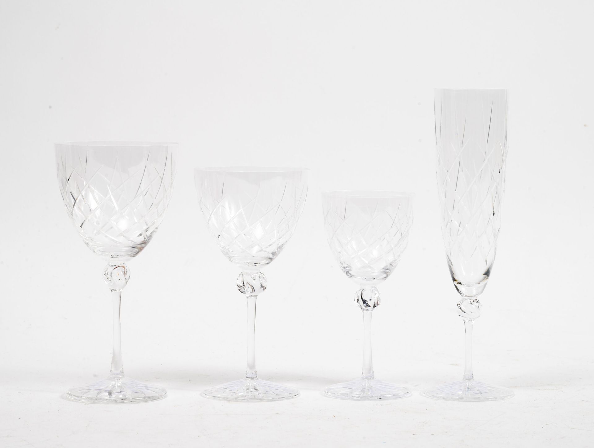 DAUM 雕刻水晶杯服务的一部分，Boissy模型，包括:

-12个水杯。

H.17.5厘米。

-12个红酒杯。

H.16厘米。

-12个白葡萄酒杯。&hellip;