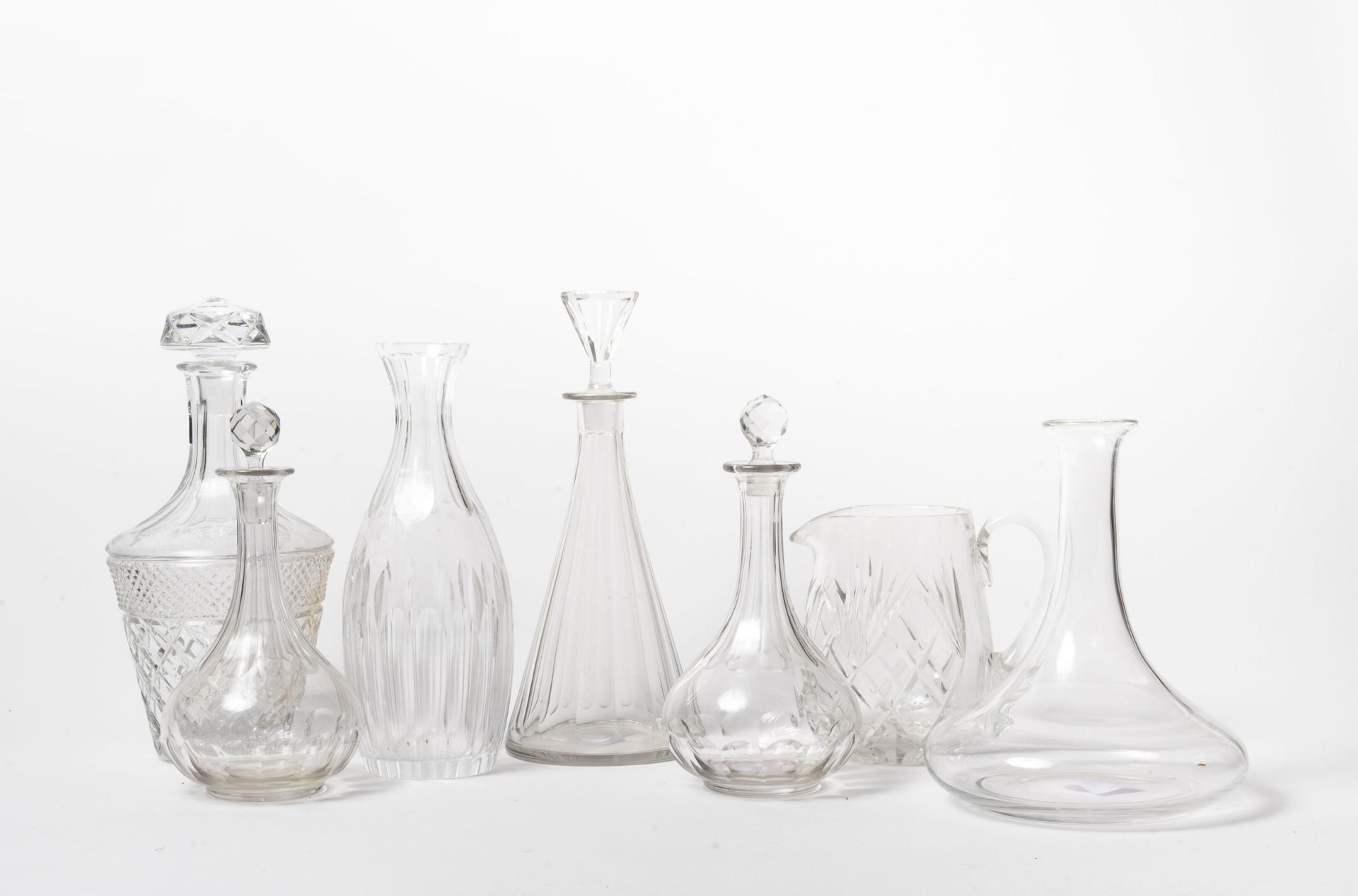 Null Lot de six carafes ou décanteurs et un broc en verre ou cristal incolore un&hellip;