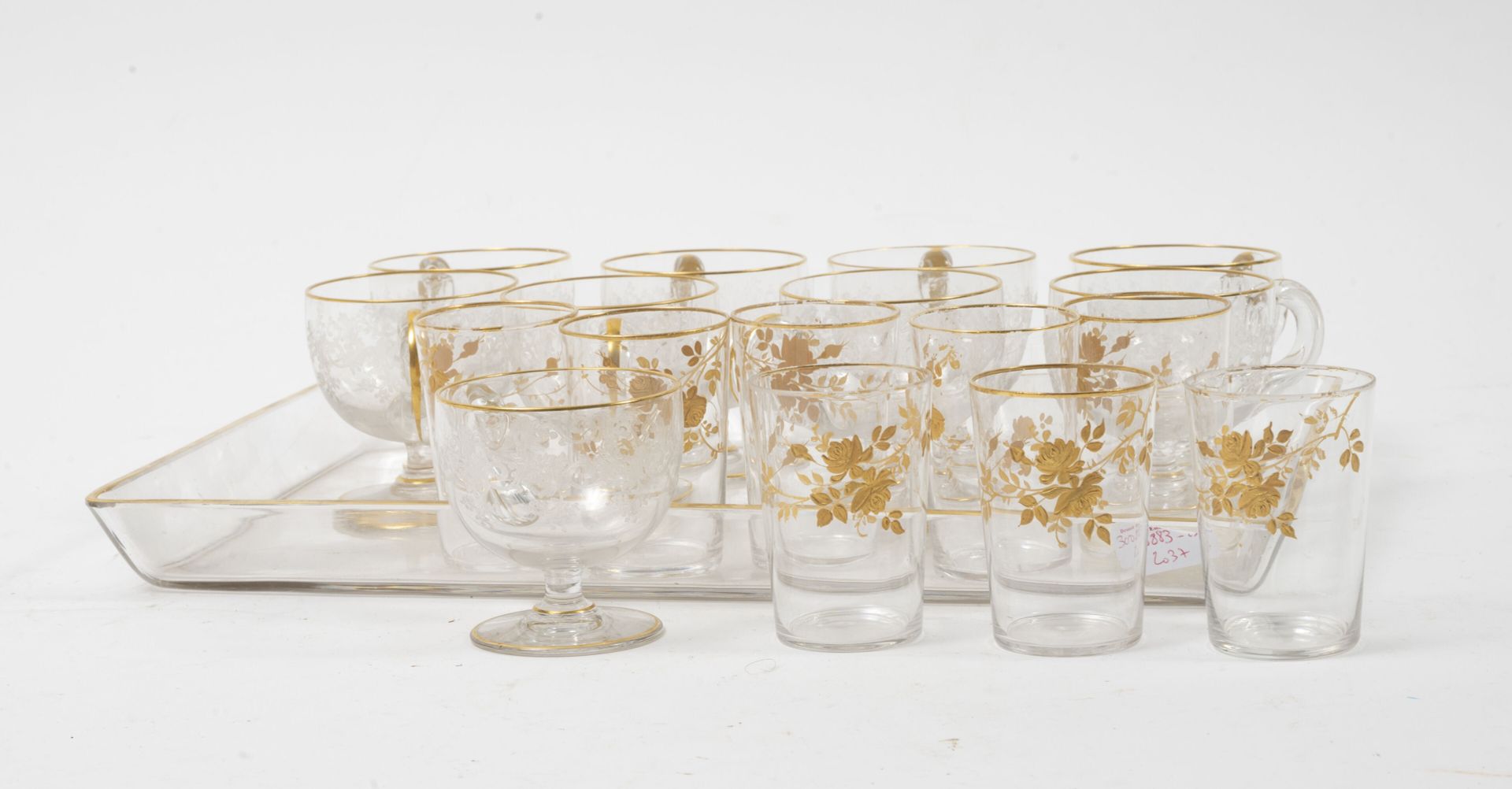 Null Lot in crystal and glass with gilded edge including :

-A rectangular tray.&hellip;