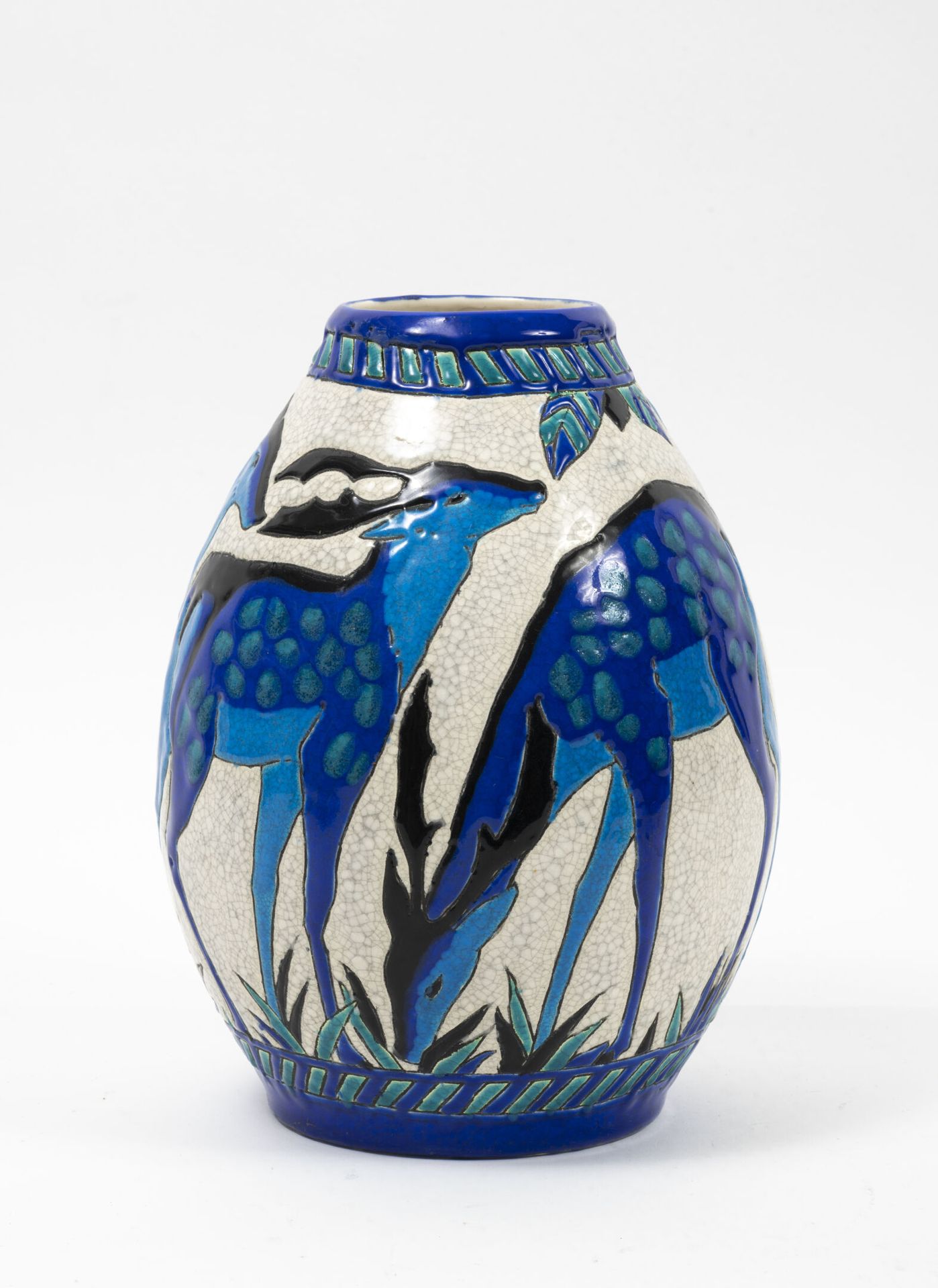 Charles CATTEAU (1880-1966) 卵形花瓶。

多色珐琅彩陶器，有鹿和几何叶子的旋转装饰。

有签名，编号为D.943，背面有印章。

B&hellip;