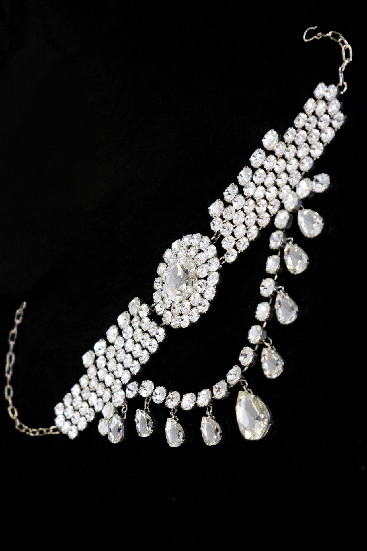 Collier "Breakfast at Tiffany" 晚装项链，金属，水钻和银珠。
