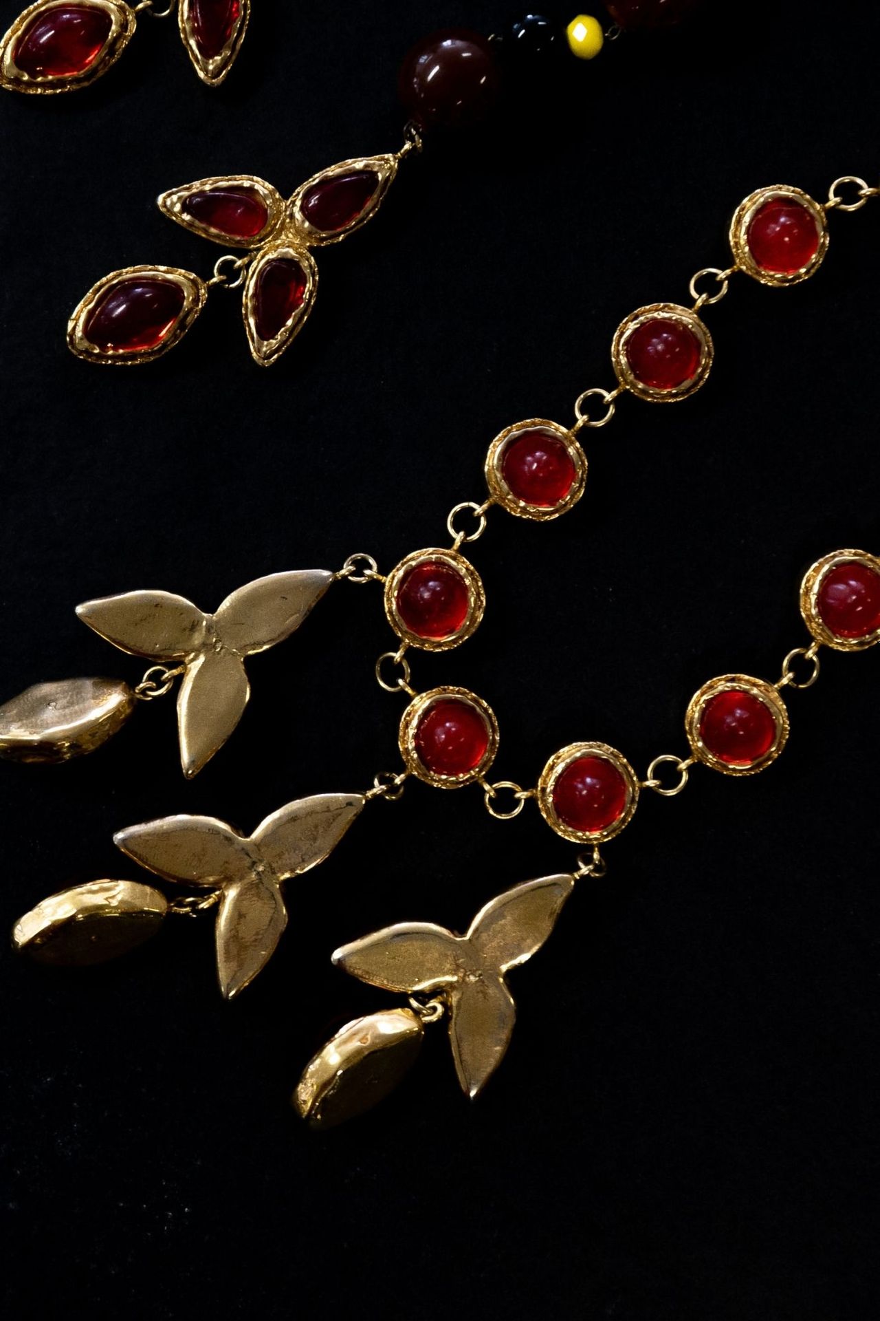 PARURE COUTURE Gioiello d'alta moda in resina dorata e perline di resina rossa.