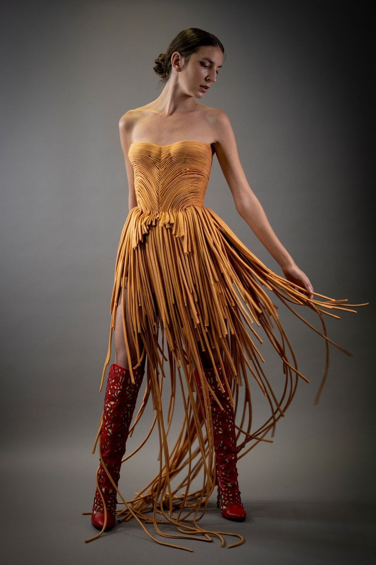 Robe "Spaghetti" Drapiertes "Spaghetti"-Kleid in Sandsteinoptik, das aus Krawatt&hellip;