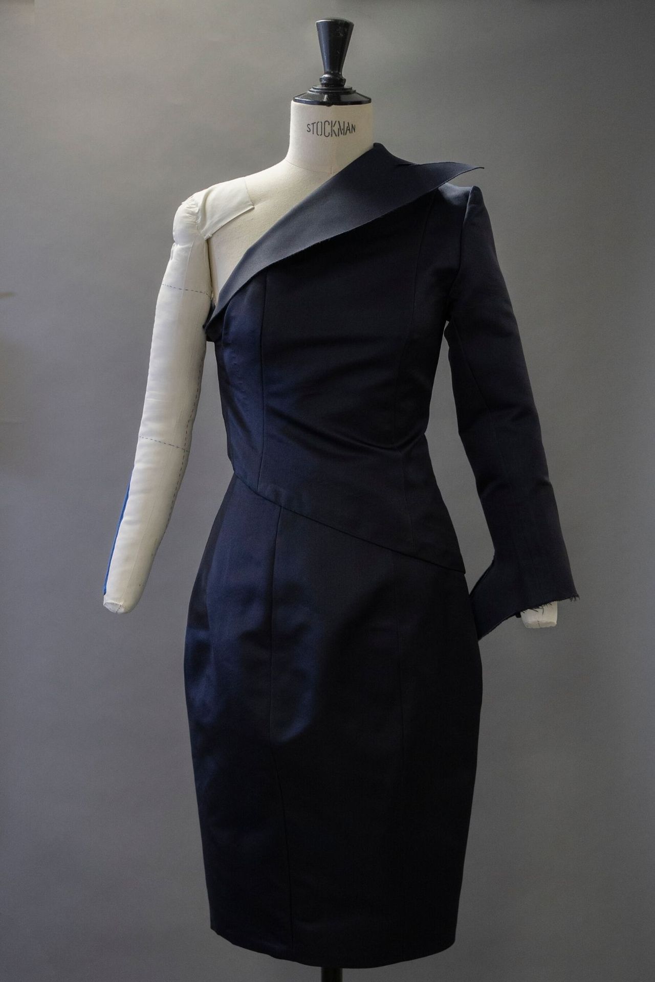 Tailleur "Vertige" Vertige "套装：不对称的外套和铅笔裙，采用海军蓝双皮缎，由Balenciaga晚礼服的解构制成。

顶部S.38/&hellip;
