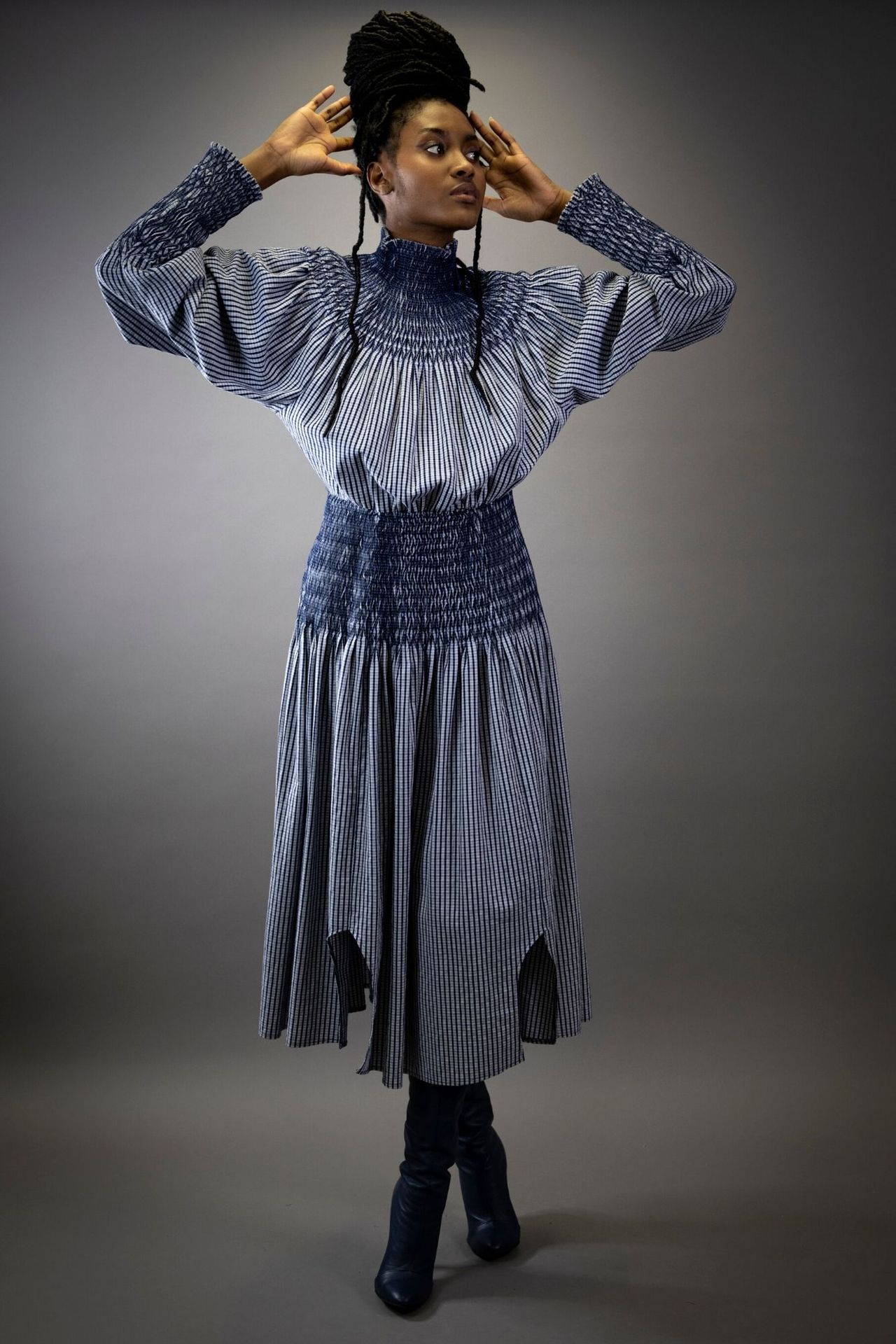 Robe "Far West" 远西 "连衣裙与蜂窝状罩衫，由六件伐木工人的衬衫解构而成。

T.38