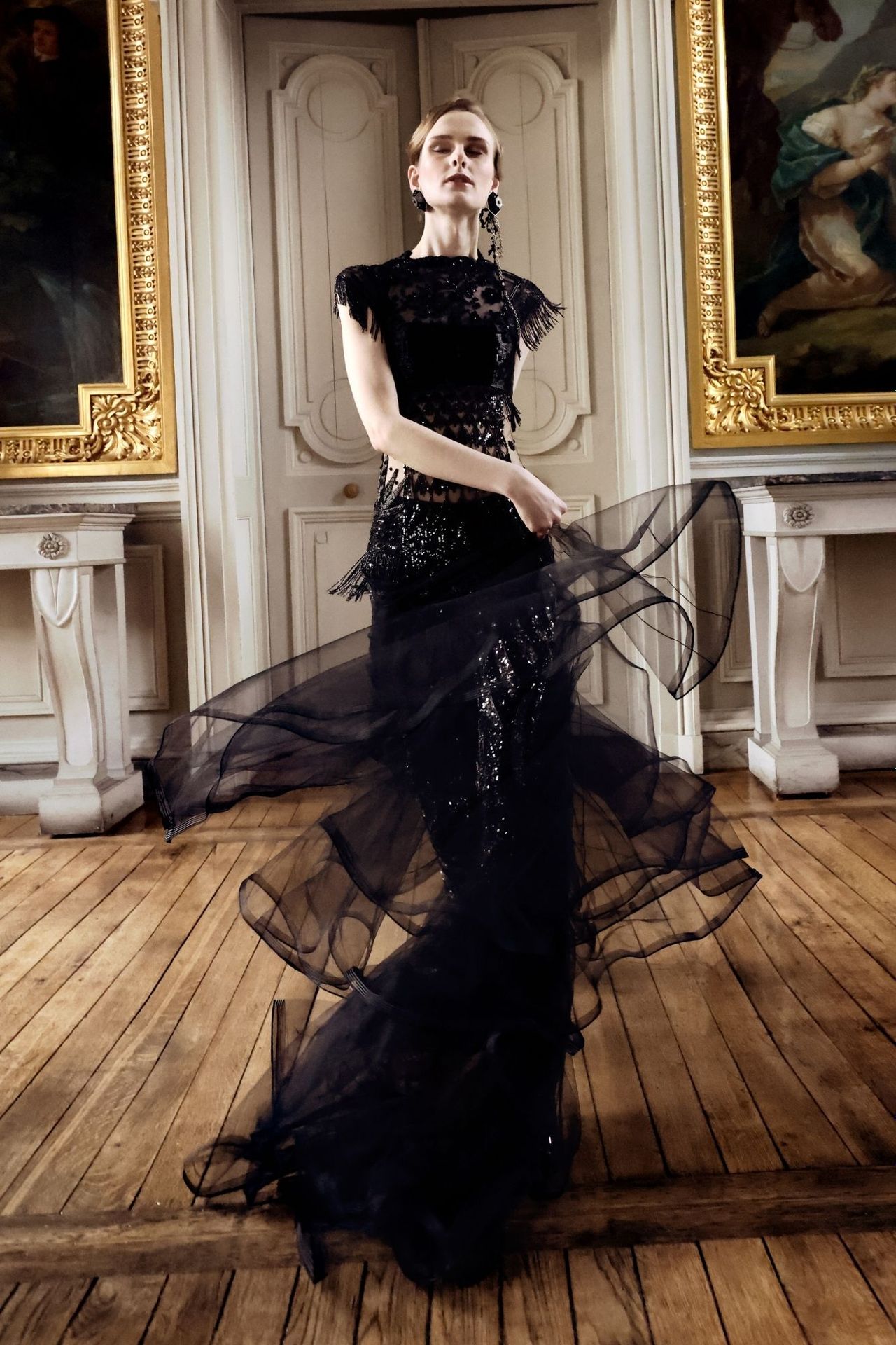 Robe "La veuve" "La Veuve "长裙，薄纱，有阶梯状的针脚效果，镶嵌着喷气和珍珠的刺绣片，穿在手工刺绣的 "黑色和银色星座 "紧身衣上。薄&hellip;