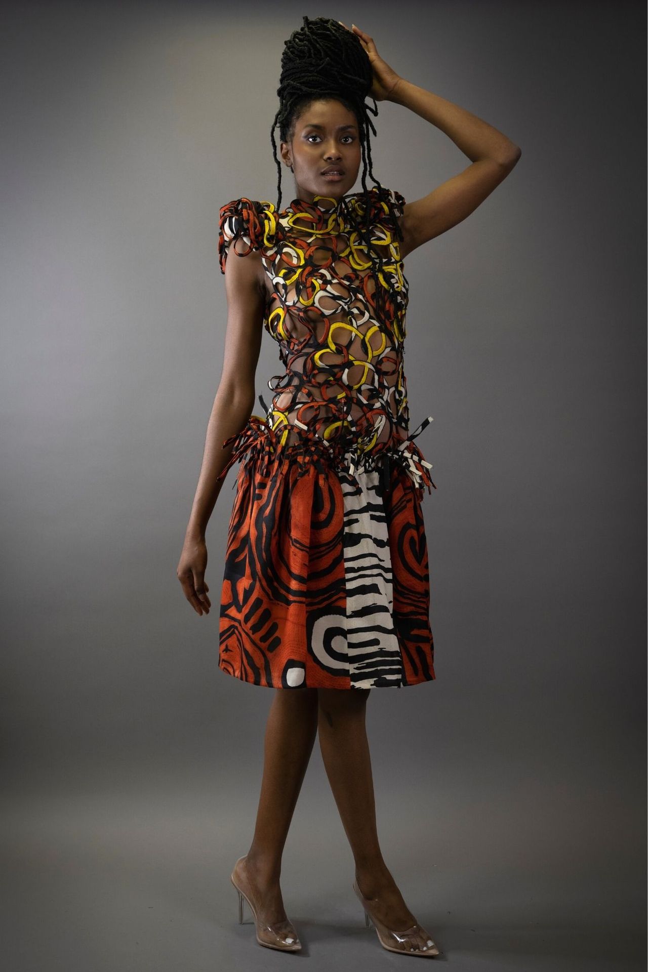 Robe "African Queen" 非洲皇后 "连衣裙是由Christian Lacroix Haute Couture的手绘长裙解构而成。上衣是由蕾丝制&hellip;
