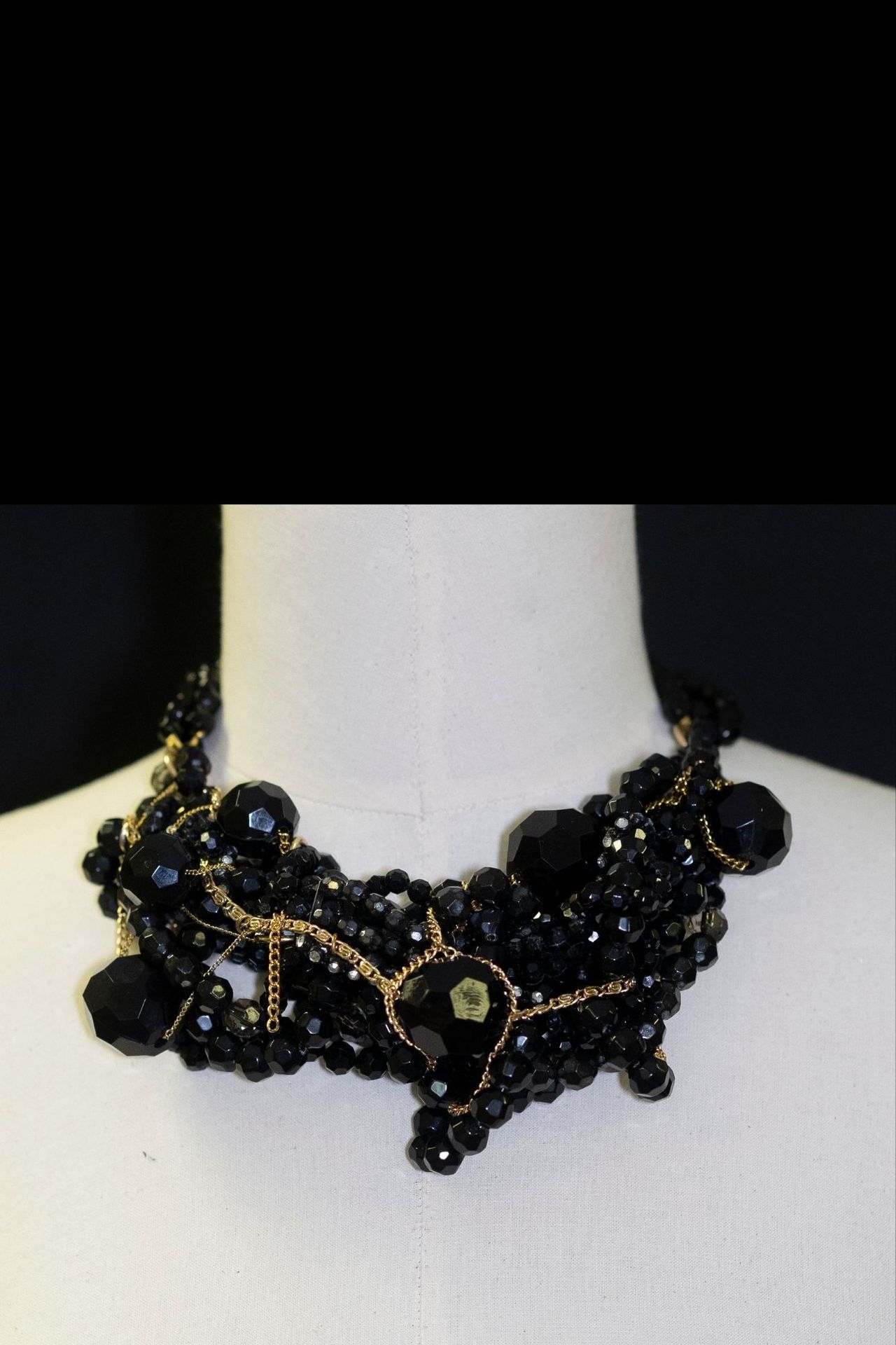 Marie MORATO 巴洛克之夜 "项链

黑色巴洛克珍珠吊坠，带金链。