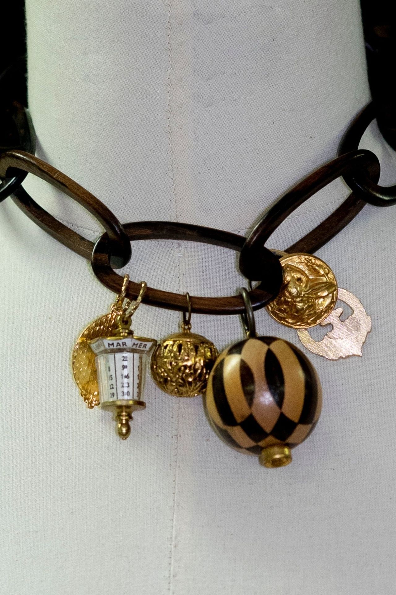 Collier "Charms" Halskette aus Ebenholzgeflecht mit Troddeln aus Holz und Metall&hellip;