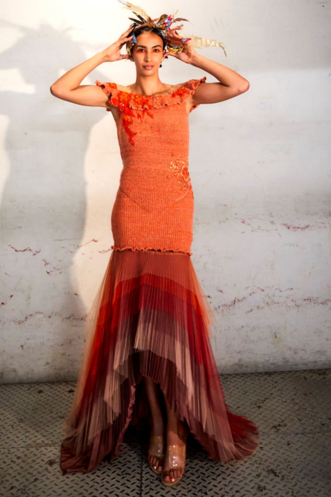 Robe "Samba" 桑巴 "夕阳舞会礼服，由回收的夏季羊绒纱线制成。裙摆形成一个渐变，采用褶皱的太阳薄纱。

T.38