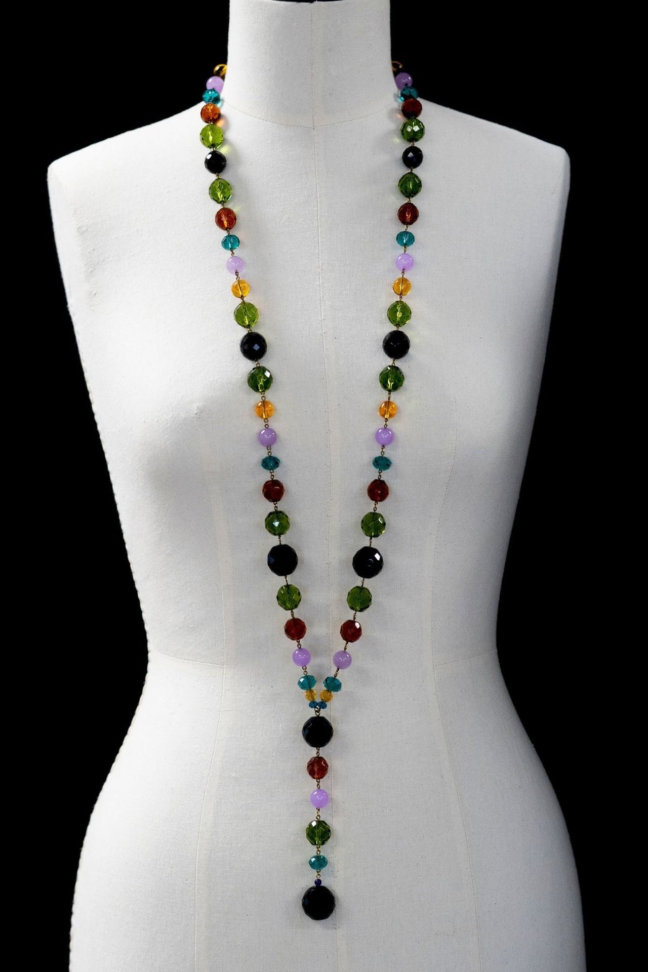 Gerlinde HOBEL Halskette "Rosenkranz"

Lange Halskette mit böhmischen Kristallen