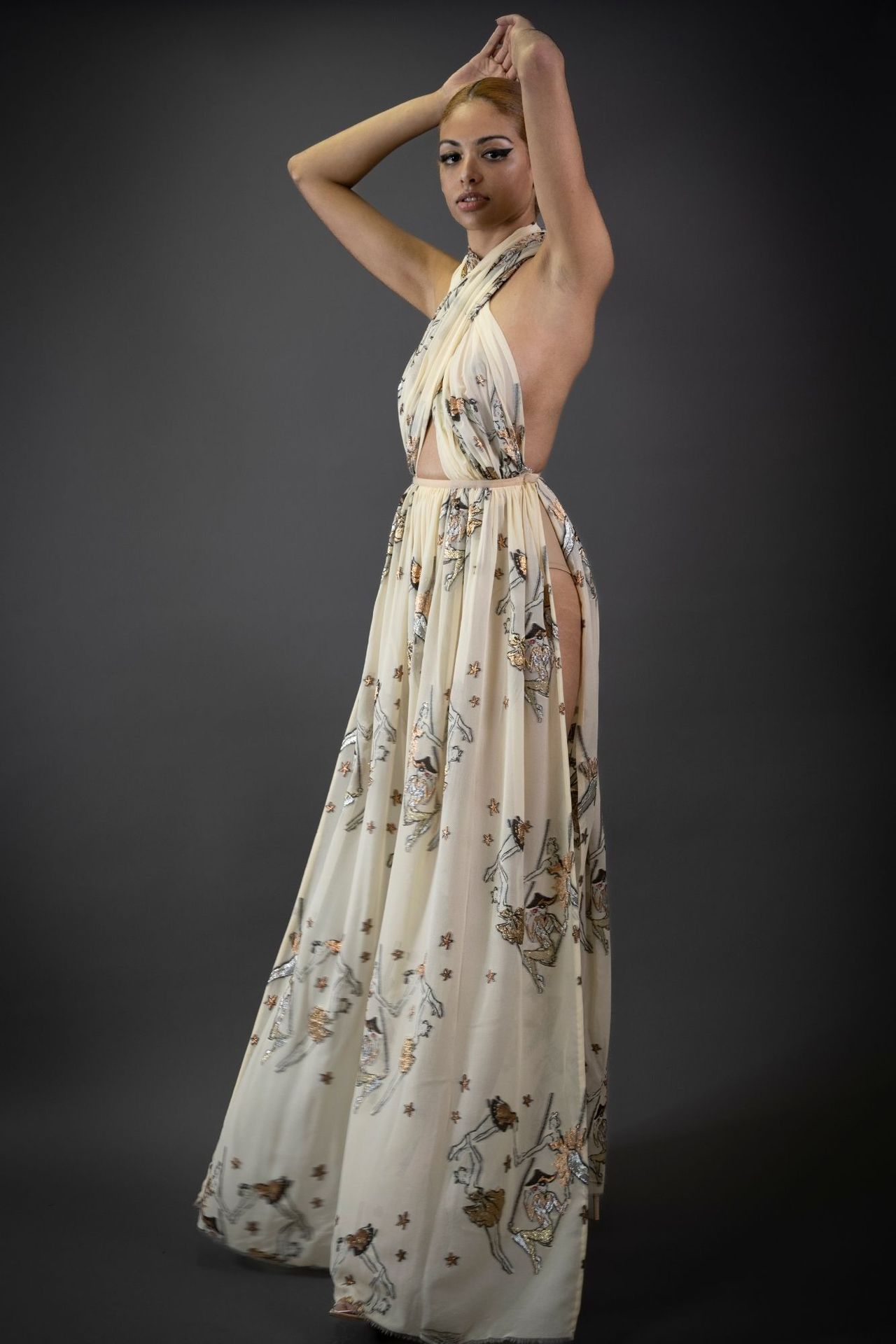 Robe "Cirque" Cirque "连衣裙由Jean Paul Gaultier时期的Hermès回收材料制成。脖子上和胸前的垂带。

T.38